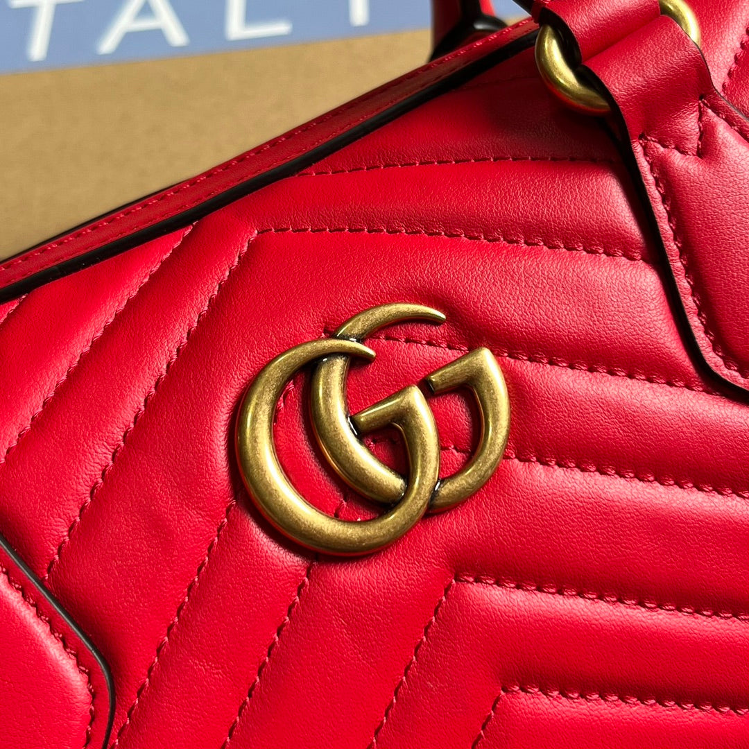 SAC À MAIN GG MARMONT MATELASSE 27 EN CUIR DE VEAU ROUGE CERISE