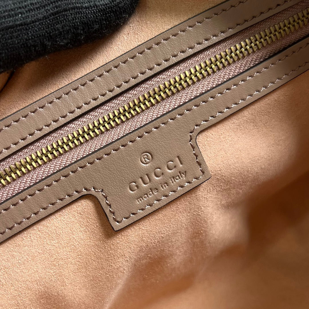 SAC À MAIN GG MARMONT MATELASSE 27 EN CUIR DE VEAU BEIGE