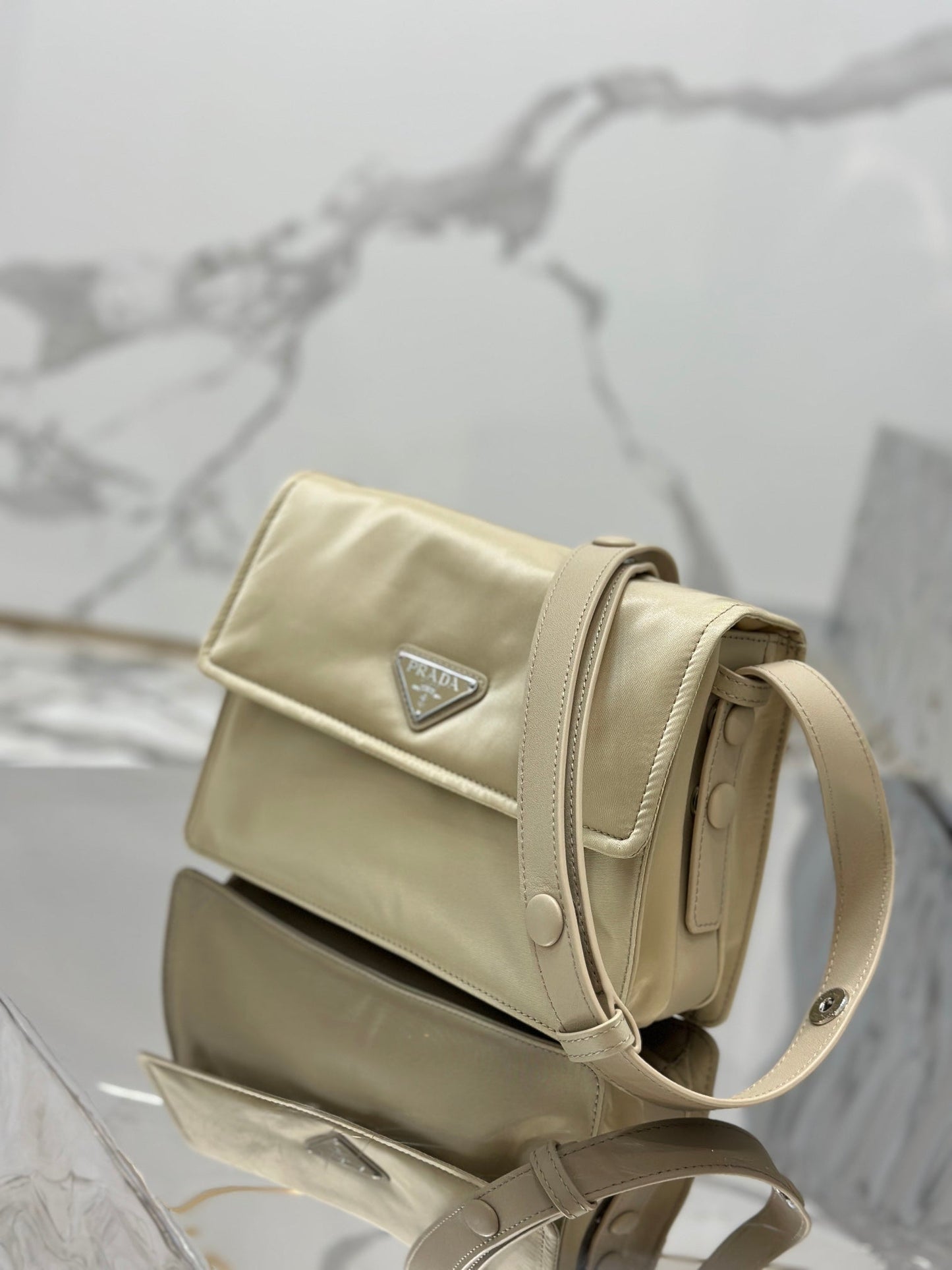 BOLSO MEDIANO PRA CINI 23 DE RE-NYLON AMARILLO LINO CON CORREA