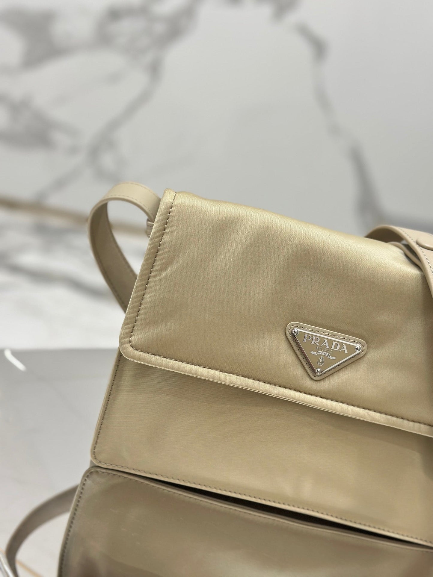 BOLSO MEDIANO PRA CINI 23 DE RE-NYLON AMARILLO LINO CON CORREA