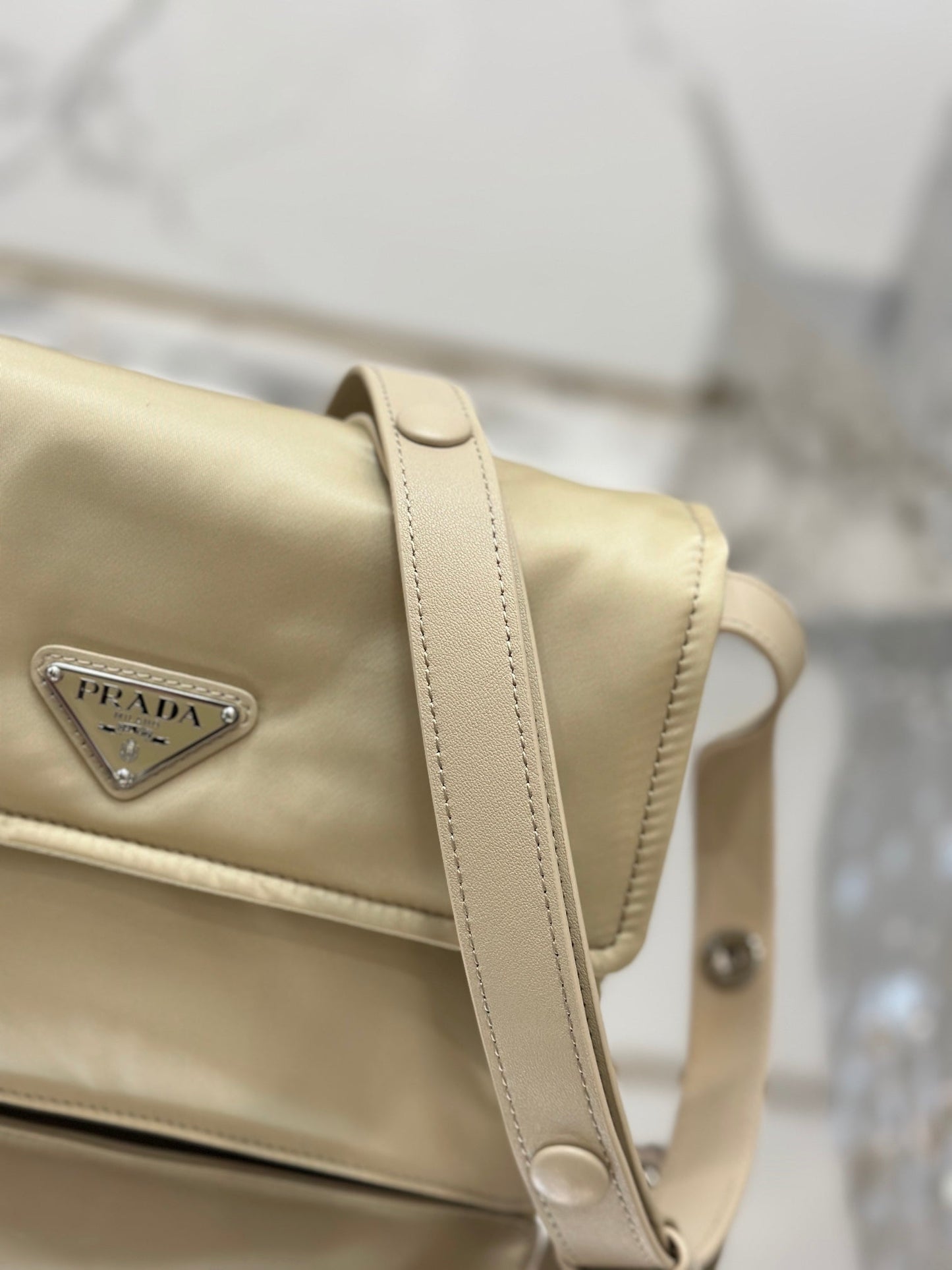 BOLSO MEDIANO PRA CINI 23 DE RE-NYLON AMARILLO LINO CON CORREA
