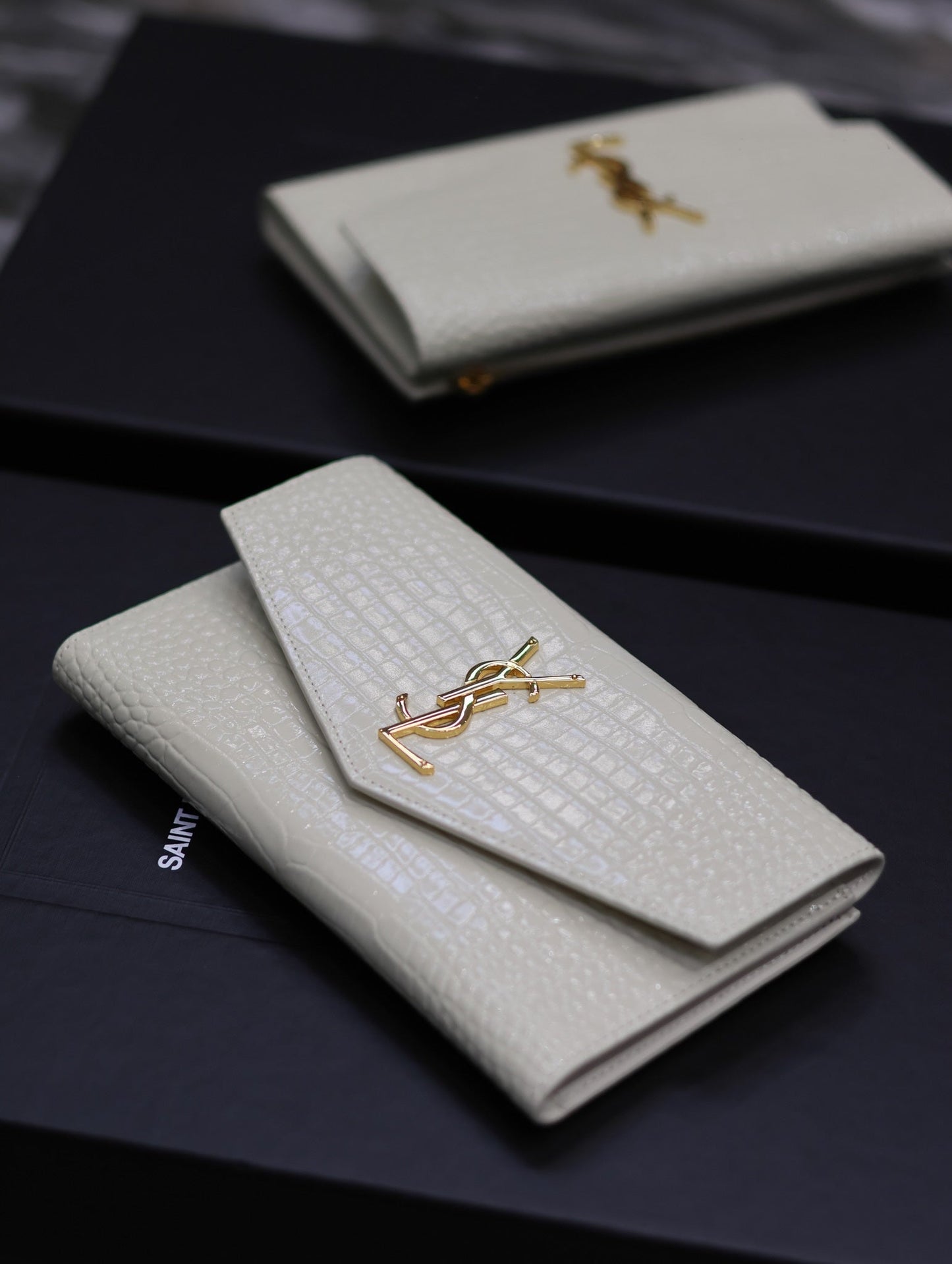 Portefeuille UPTOWN 21 en cuir de veau blanc motif crocodile avec logo doré