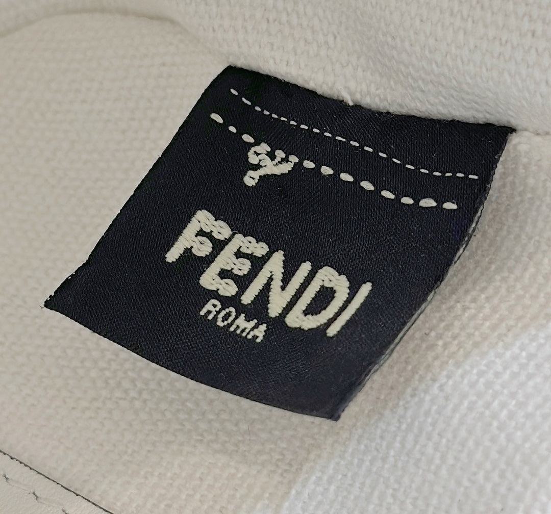 Sac baguette Fendi 19 en toile noire et blanche avec détails dorés