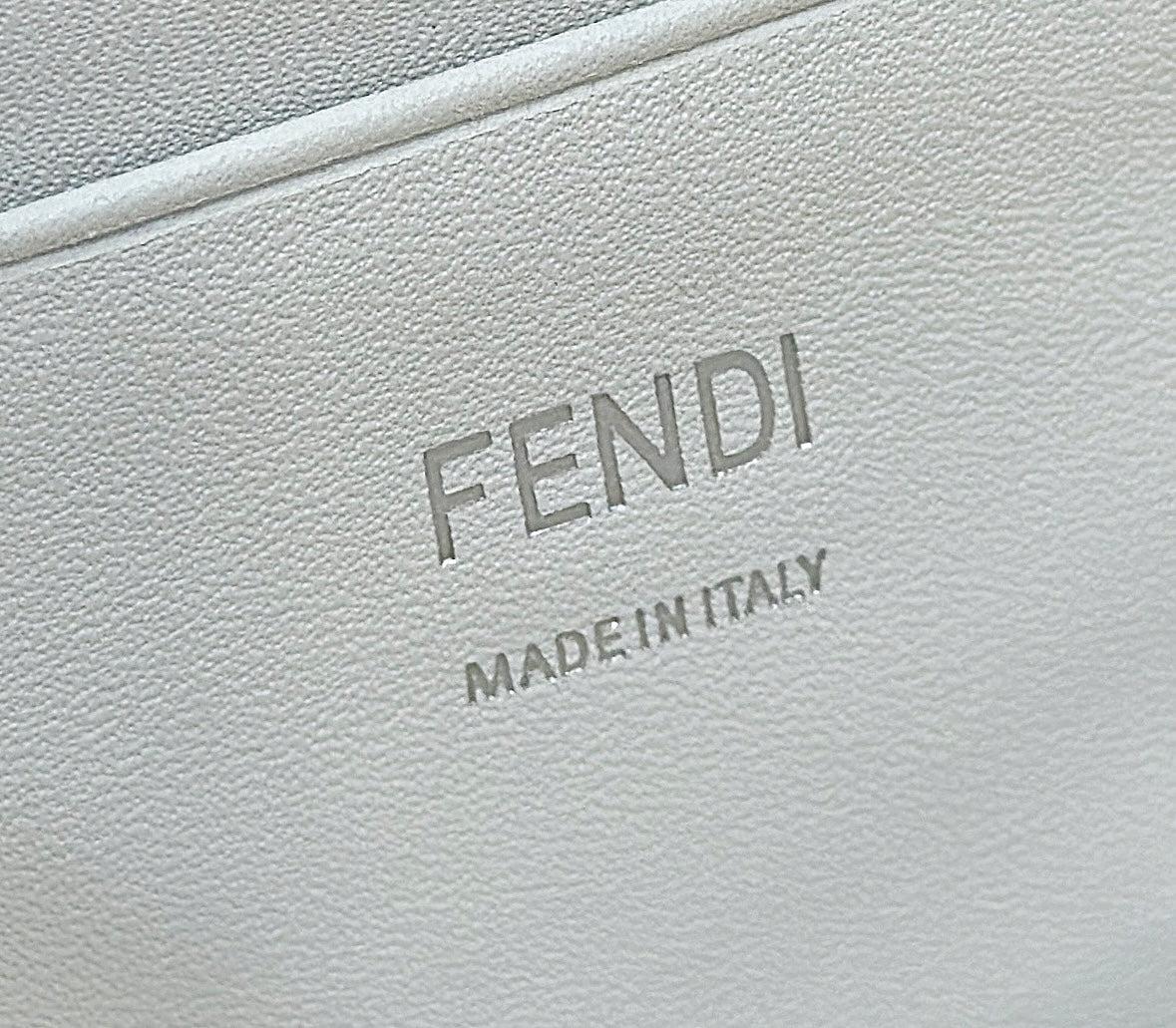 Sac baguette Fendi 19 en toile noire et blanche avec détails dorés