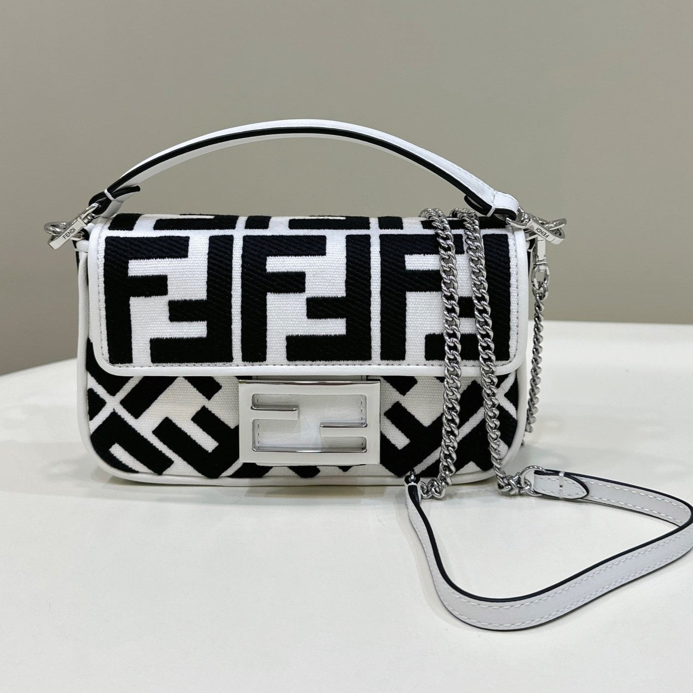 Sac baguette Fendi 19 en toile noire et blanche avec détails dorés