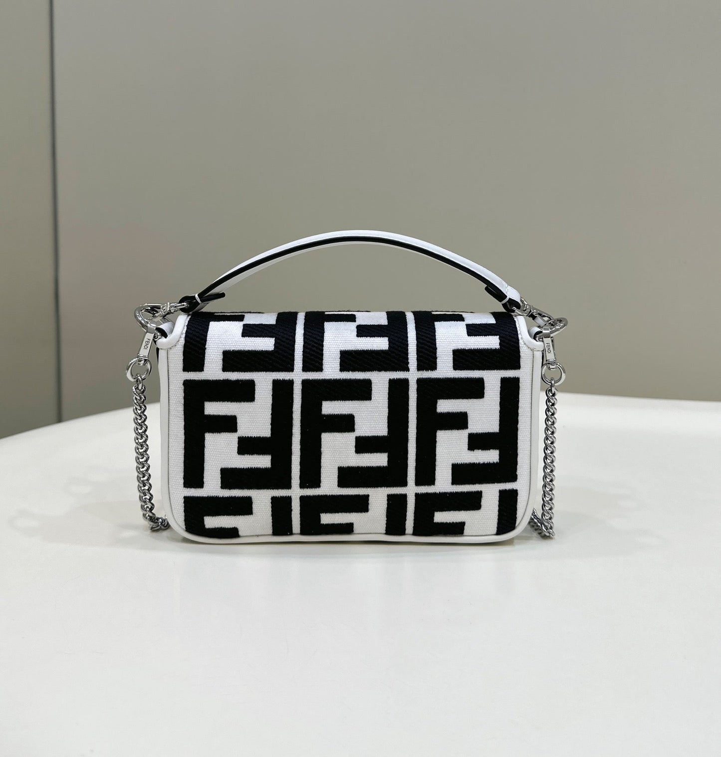 Sac baguette Fendi 19 en toile noire et blanche avec détails dorés