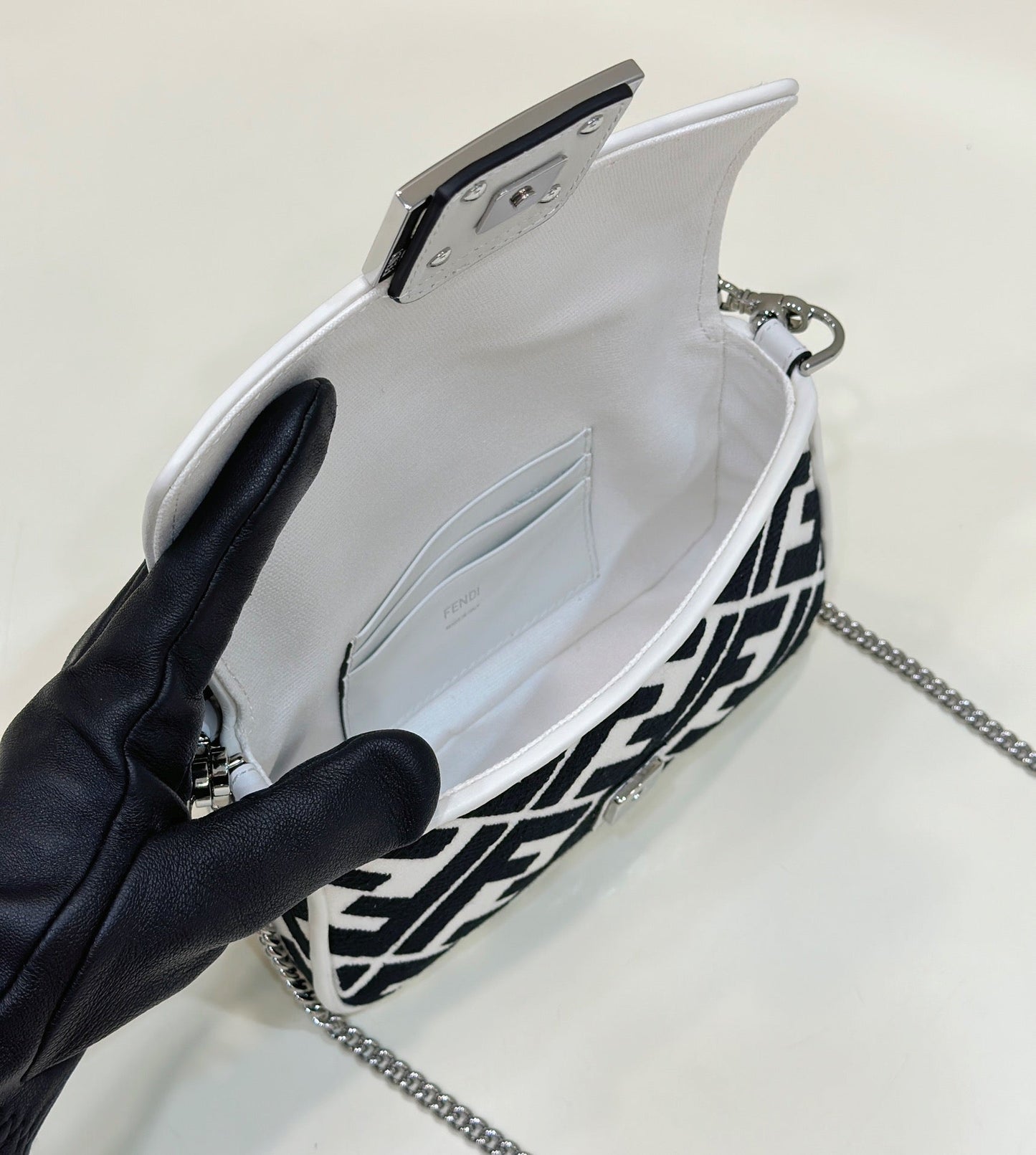Sac baguette Fendi 19 en toile noire et blanche avec détails dorés