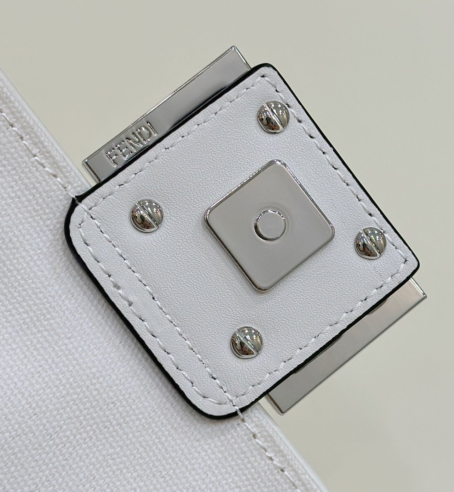 BOLSO BAGUETTE FENDI 19 DE LONA BLANCA MIXTA NEGRA CON HERRAJES DORADOS