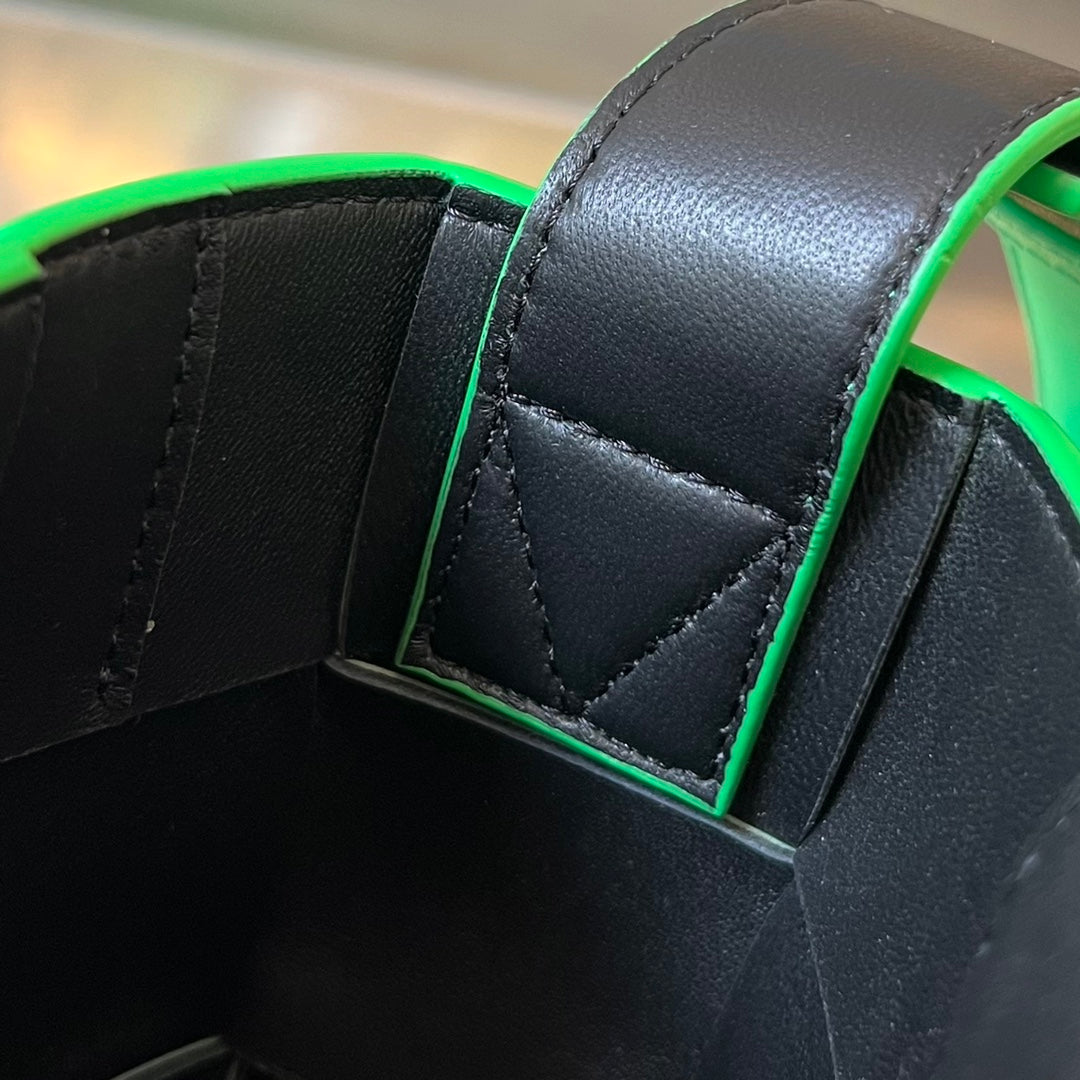 SAC POUR TÉLÉPHONE 18 EN CUIR D'AGNEAU PERRUCHE