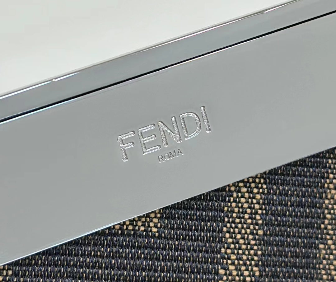 FENDI 26 FIRST PEQUEÑO EN PIEL DE BECERRO BLANCA MIXTA AZUL MEDIANOCHE CON HERRAJES PLATEADOS