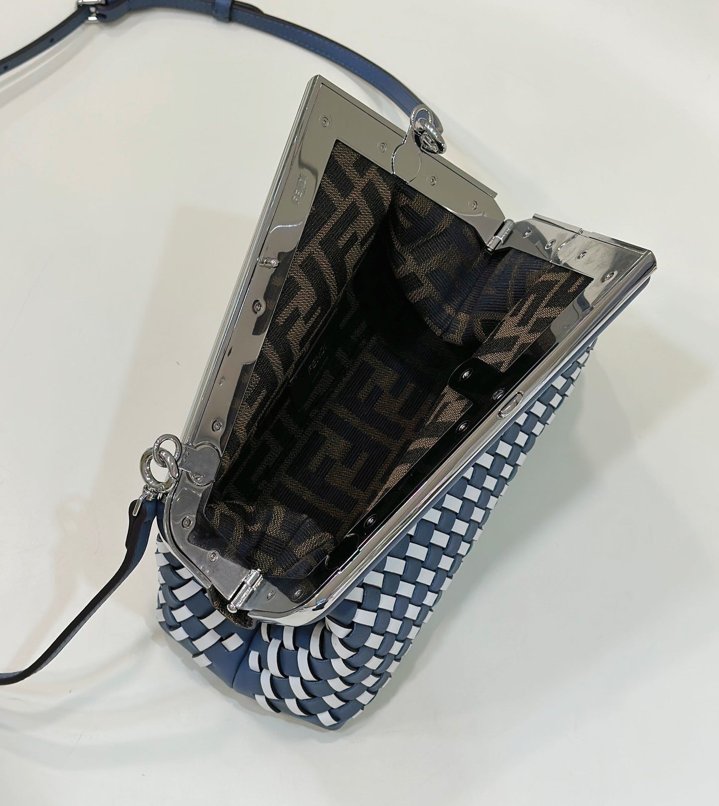 FENDI 26 FIRST PEQUEÑO EN PIEL DE BECERRO BLANCA MIXTA AZUL MEDIANOCHE CON HERRAJES PLATEADOS