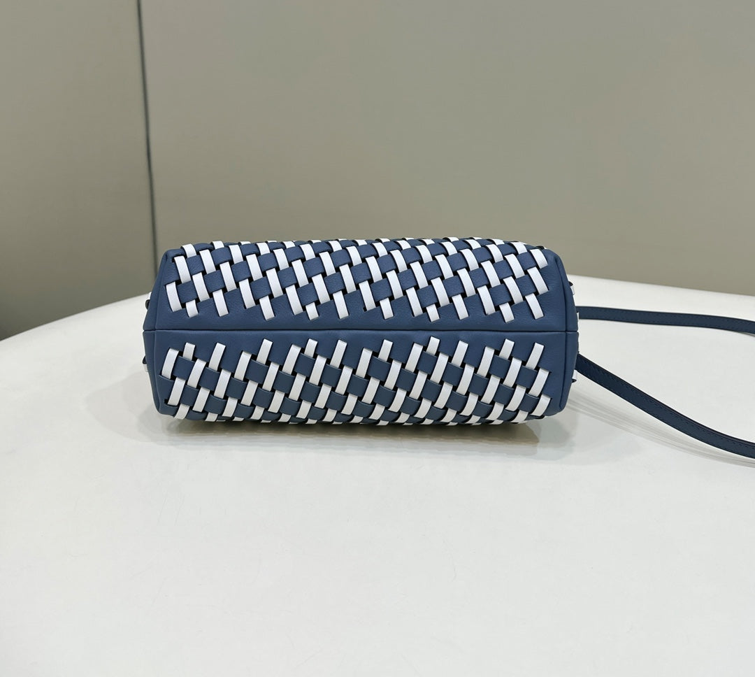 FENDI 26 FIRST PEQUEÑO EN PIEL DE BECERRO BLANCA MIXTA AZUL MEDIANOCHE CON HERRAJES PLATEADOS