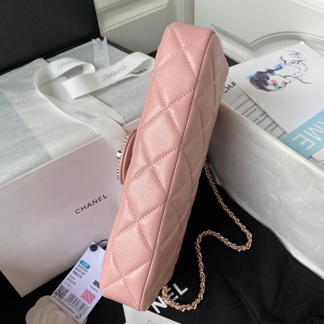Pochette CC 26 avec chaîne en cuir de veau rose clair