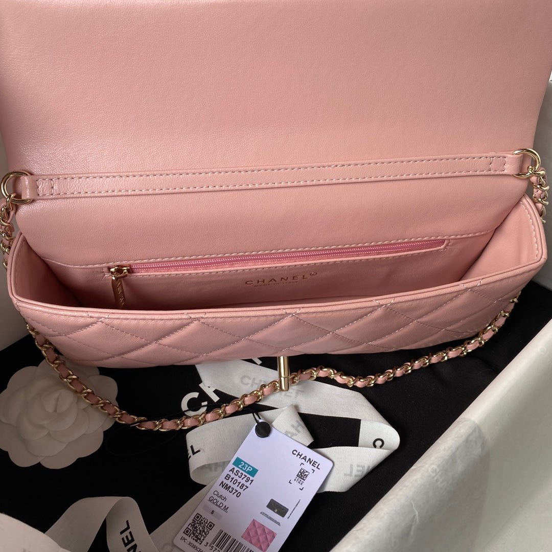 Pochette CC 26 avec chaîne en cuir de veau rose clair