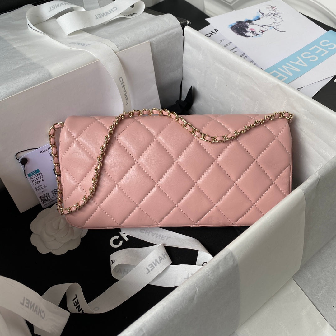 Pochette CC 26 avec chaîne en cuir de veau rose clair