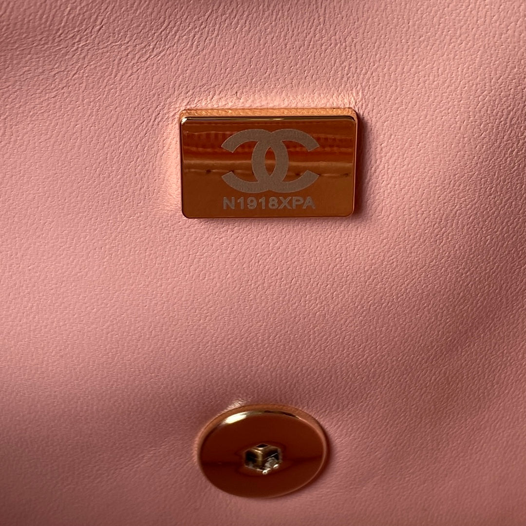 Pochette CC 26 avec chaîne en cuir de veau rose clair