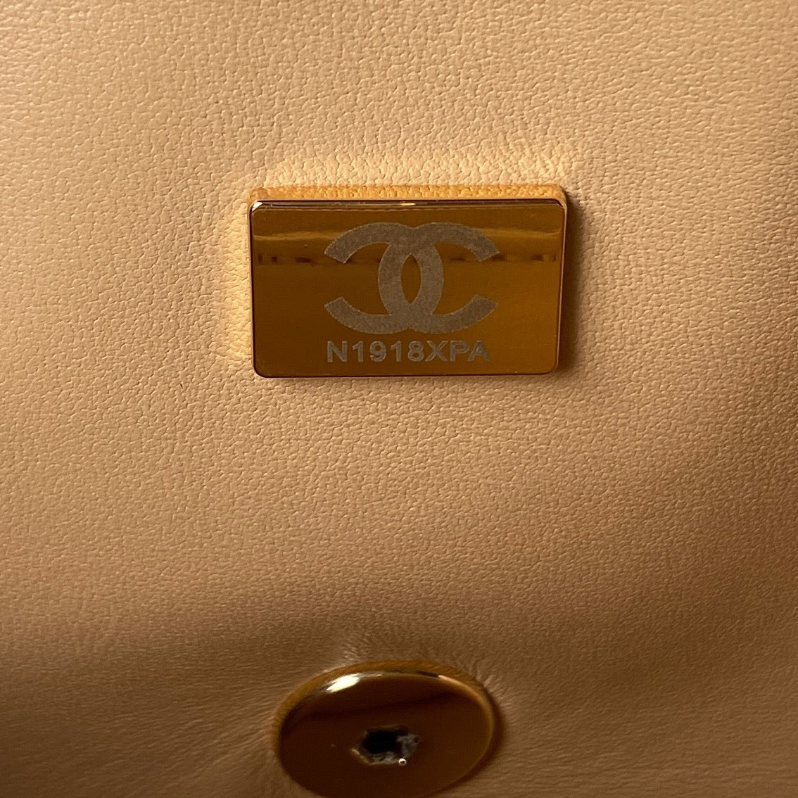 Pochette CC 26 avec chaîne en cuir de veau beige foncé