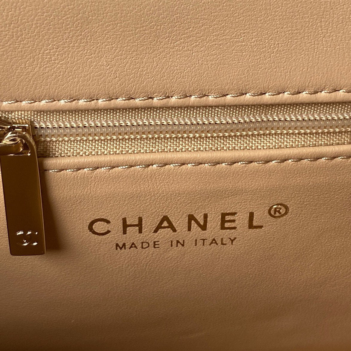 Pochette CC 26 avec chaîne en cuir de veau beige foncé