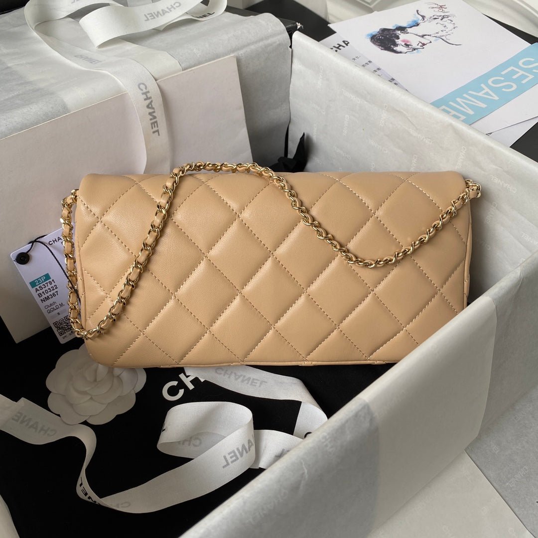Pochette CC 26 avec chaîne en cuir de veau beige foncé