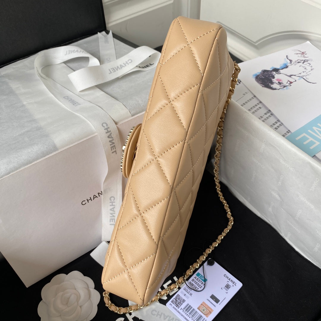 Pochette CC 26 avec chaîne en cuir de veau beige foncé