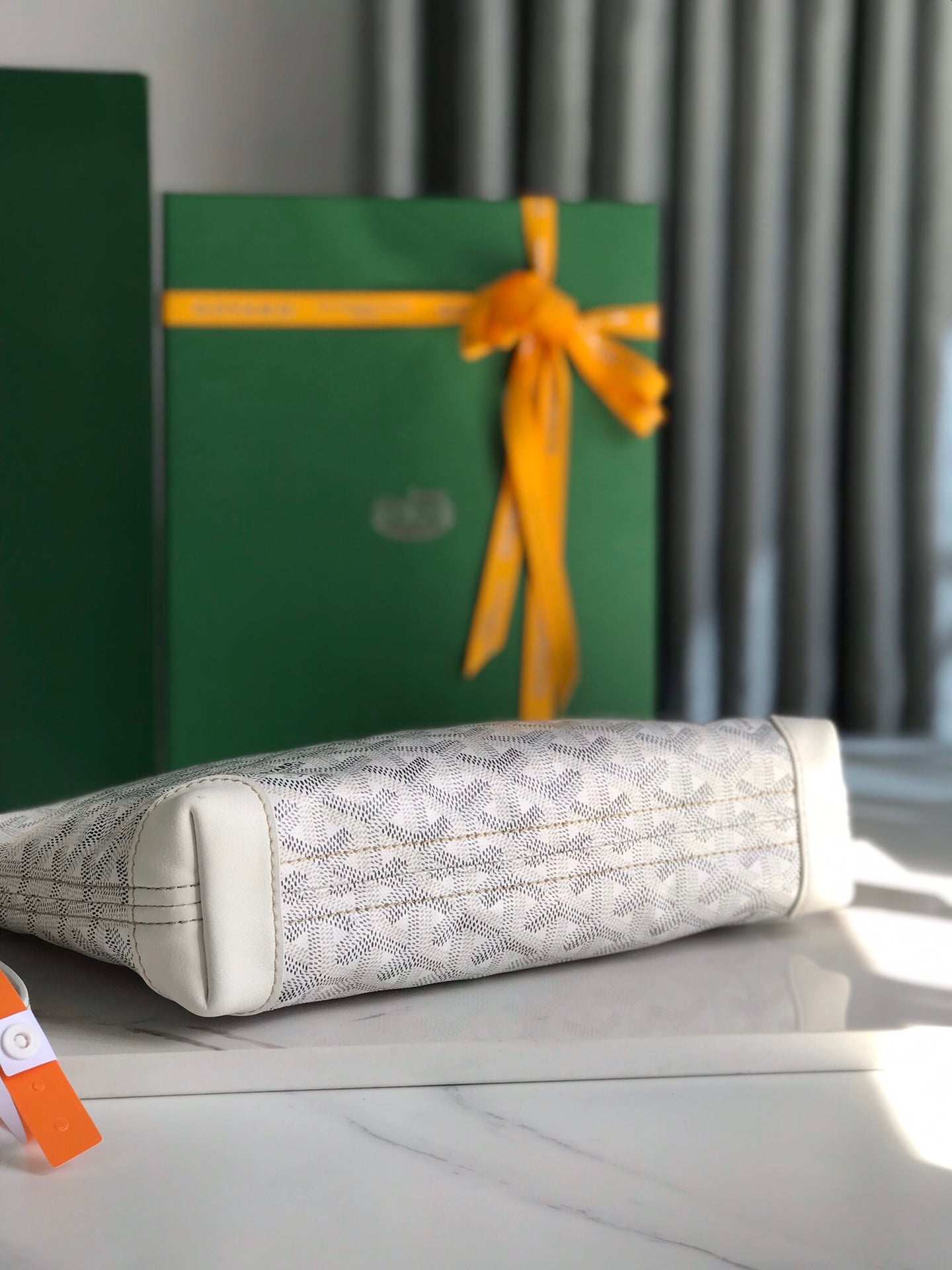 POCHETTE CONTI 24 EN CUIR D'AGNEAU BLANC ET TOILE GOYARDINE