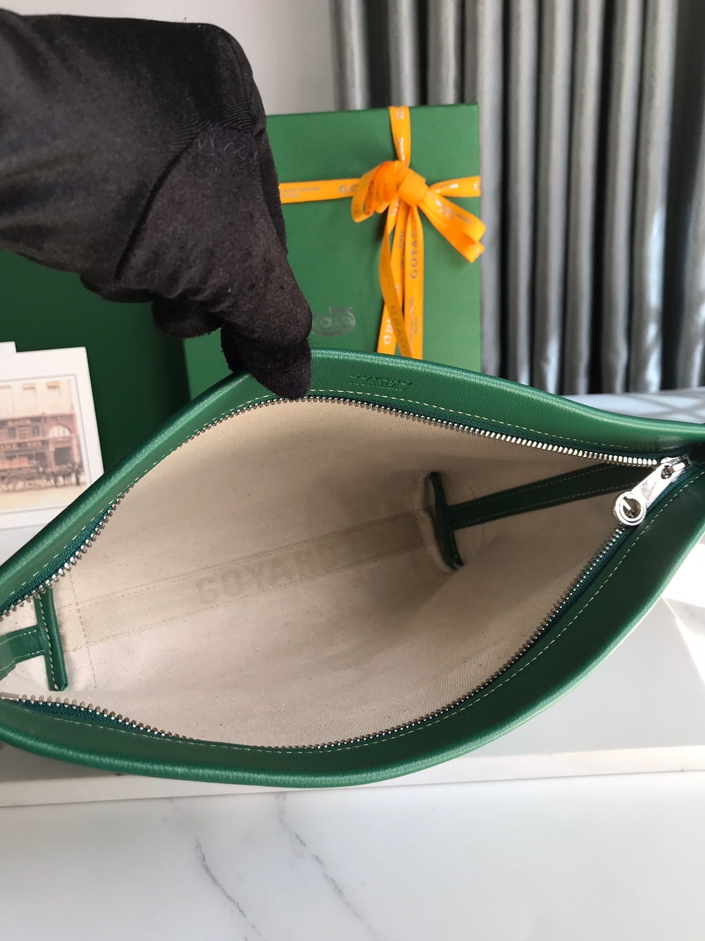 POCHETTE CONTI 24 EN CUIR D'AGNEAU VERT ET TOILE GOYARDINE