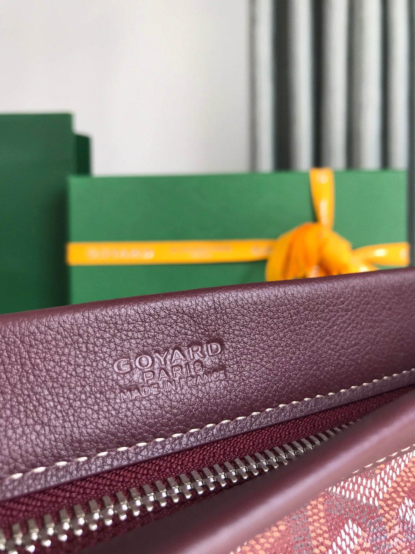 BOLSA CONTI 24 EN PIEL DE CORDERO ROJO VINO Y LONA GOYARDINE