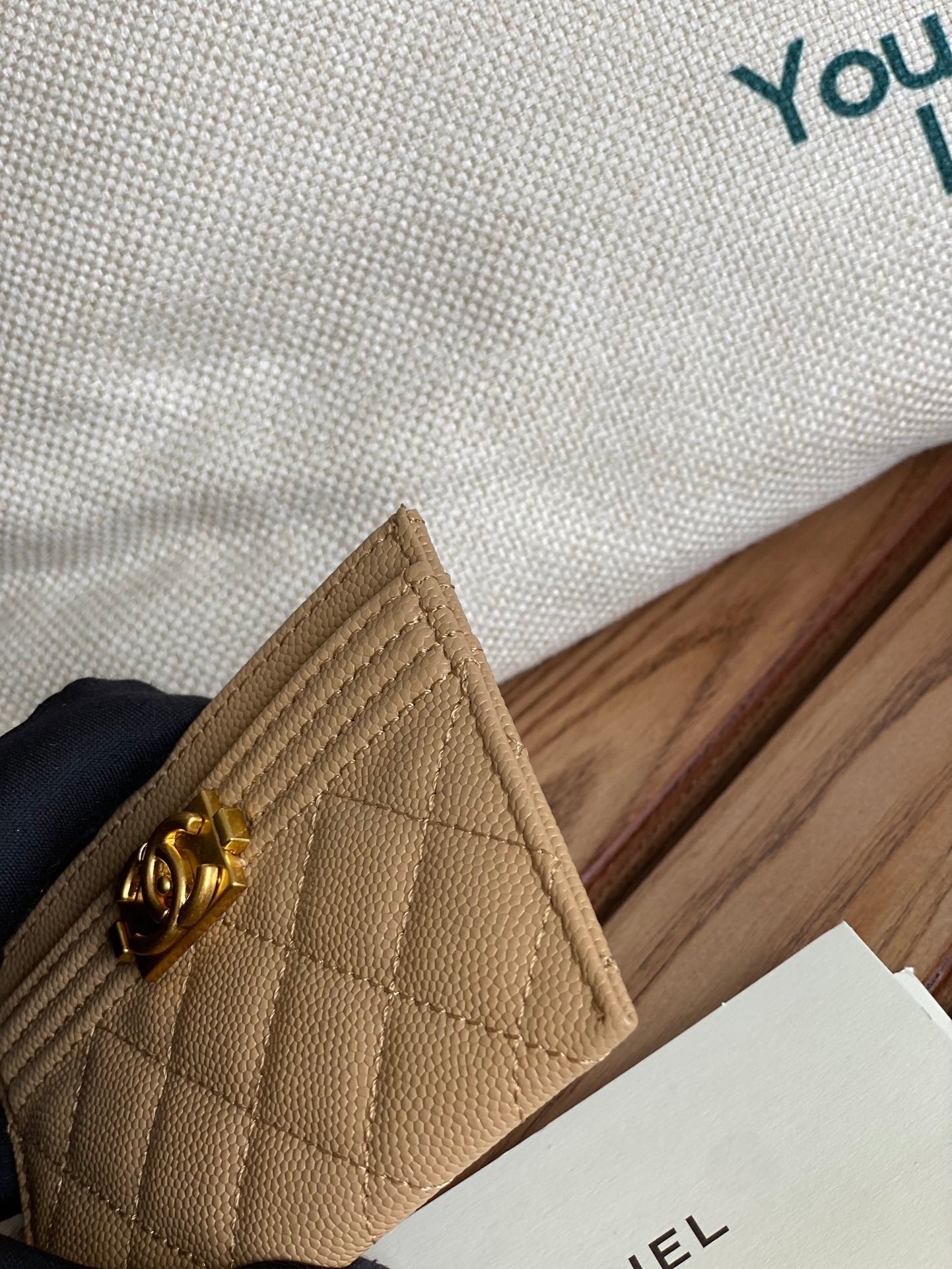 Tarjetero CC Boy de 11 cm con herrajes dorados y caviar beige