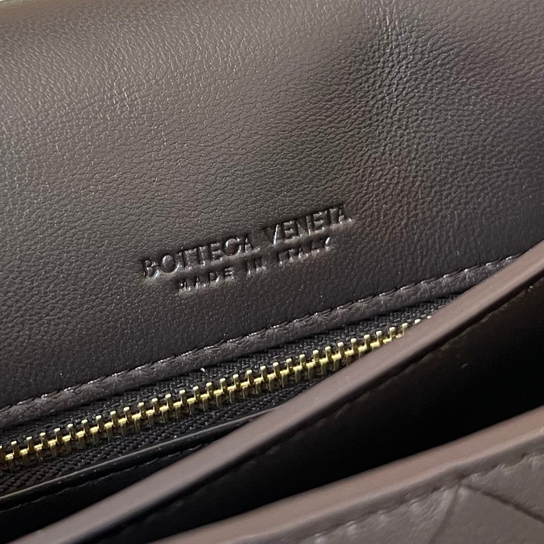 Mini sac bandoulière BV 19 cm en cuir de veau chocolat Ghw