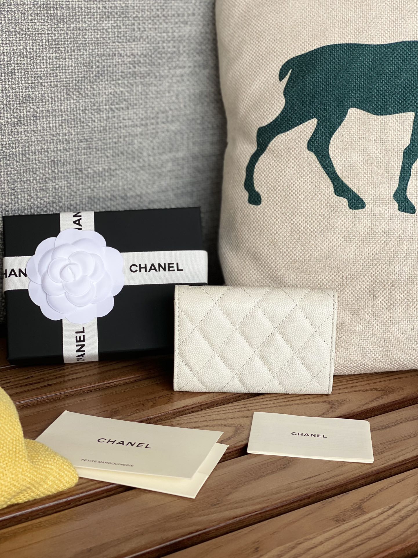 petit portefeuille cc 11 cm caviar blanc matériel doré clair