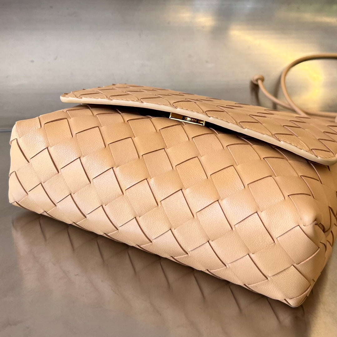 Mini sac bandoulière BV 19 cm en cuir de veau beige Ghw