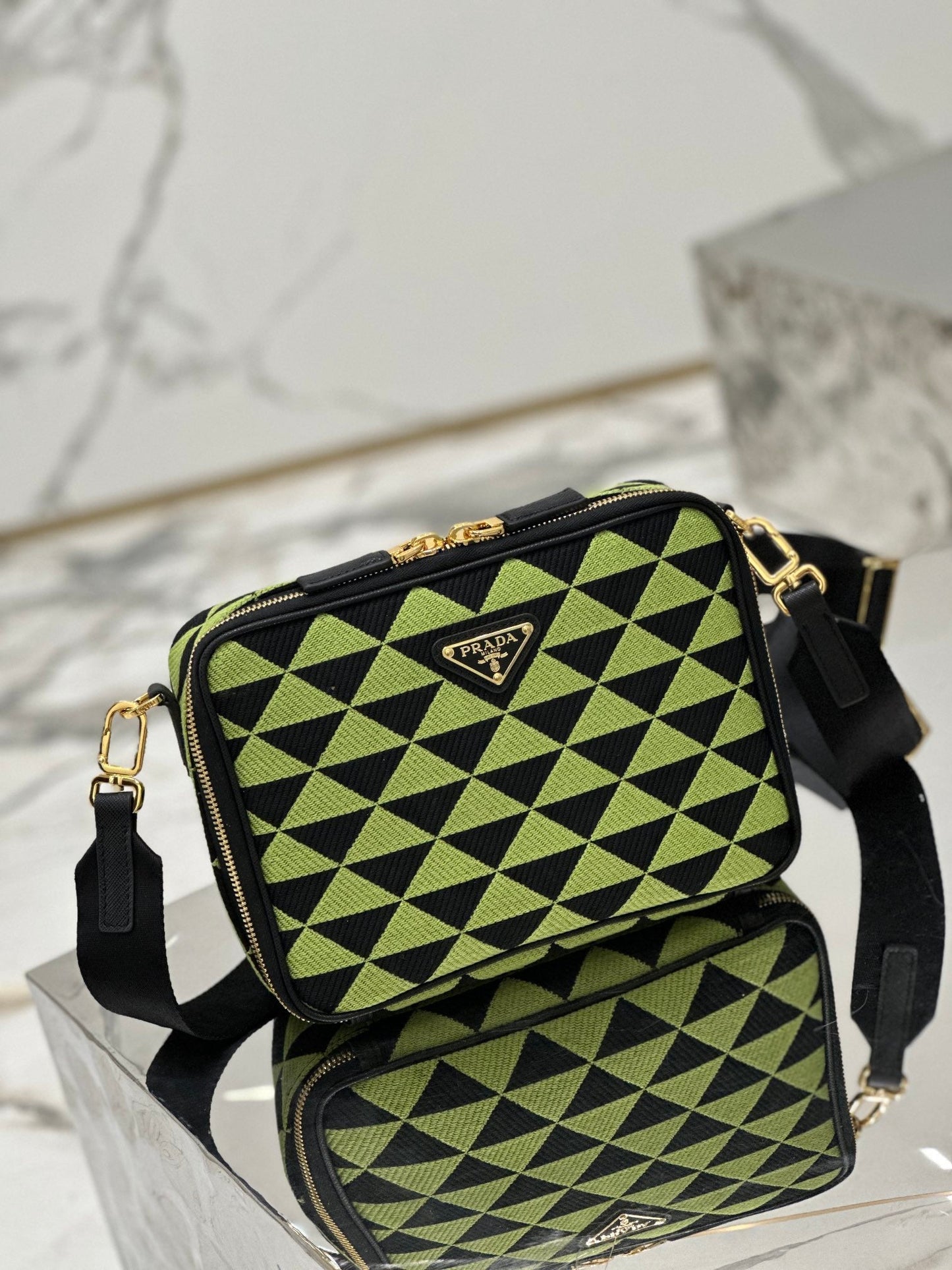 BOLSO MENSAJERO 22 EN TELA BORDADA VERDE OCADO Y NEGRO CON HERRAJES DORADOS