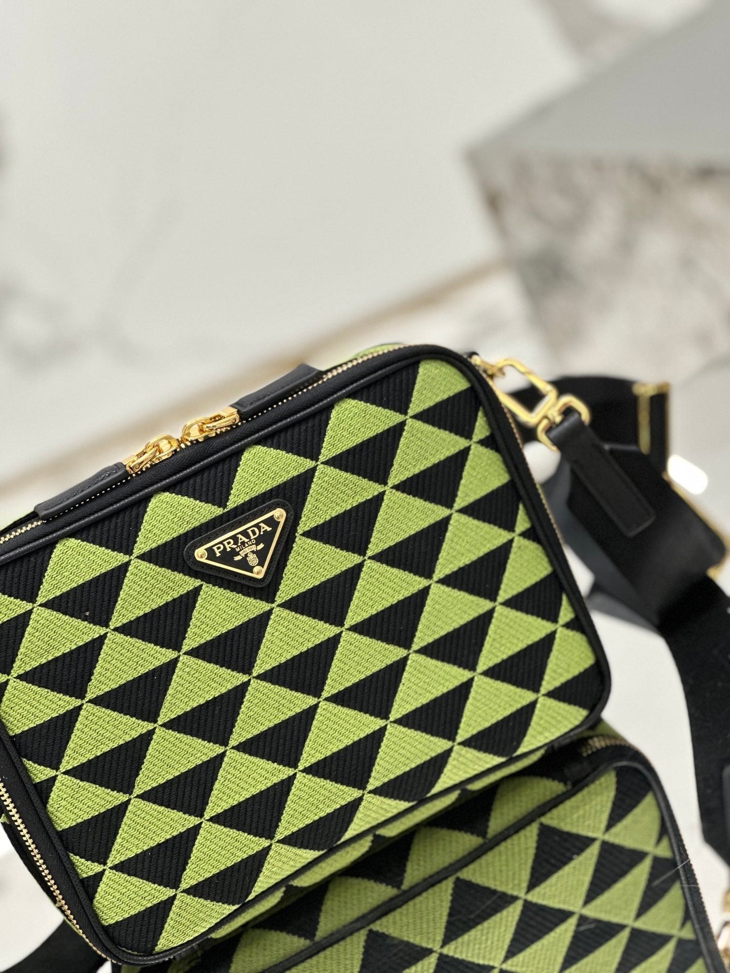 BOLSO MENSAJERO 22 EN TELA BORDADA VERDE OCADO Y NEGRO CON HERRAJES DORADOS
