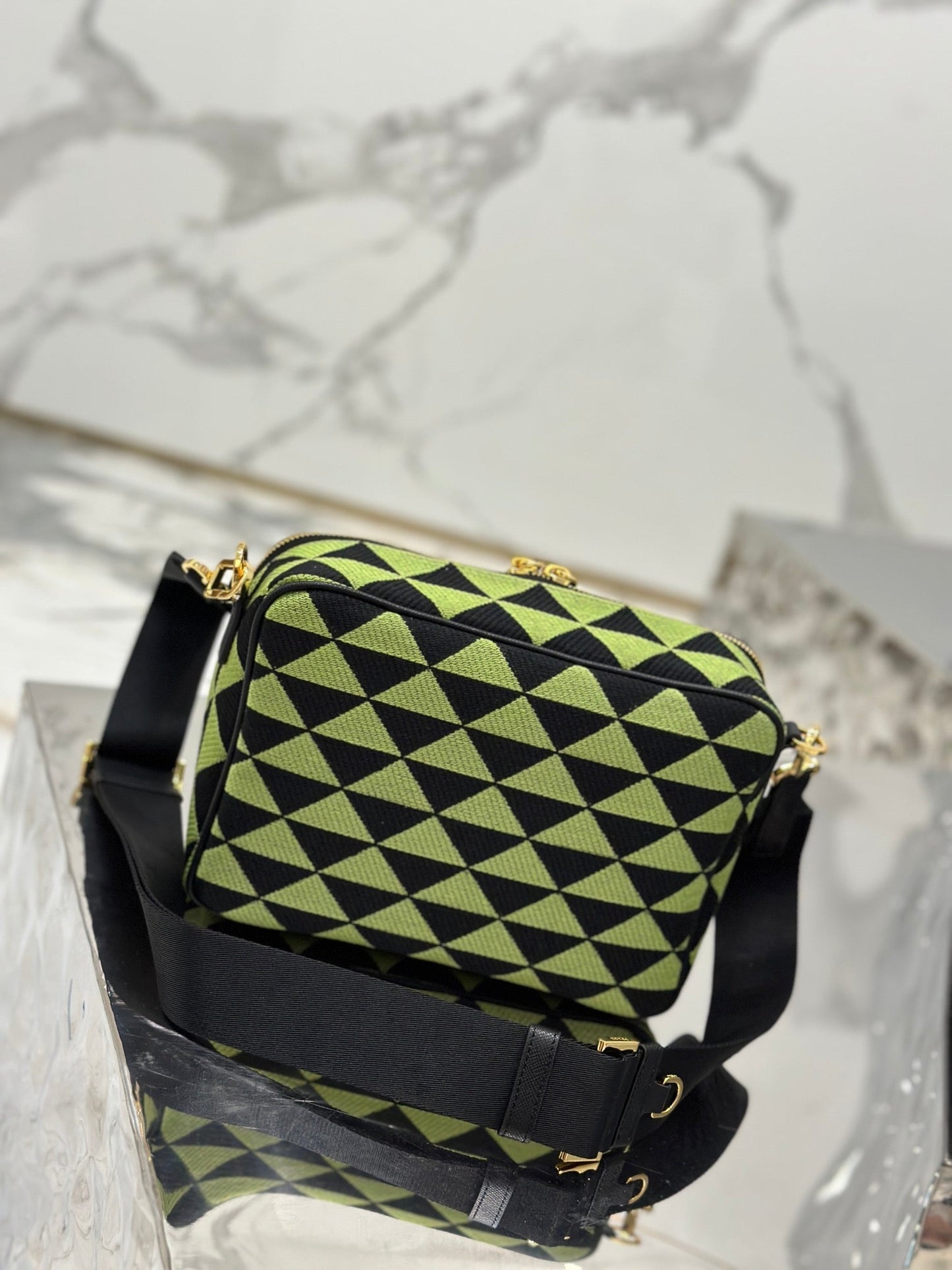 BOLSO MENSAJERO 22 EN TELA BORDADA VERDE OCADO Y NEGRO CON HERRAJES DORADOS