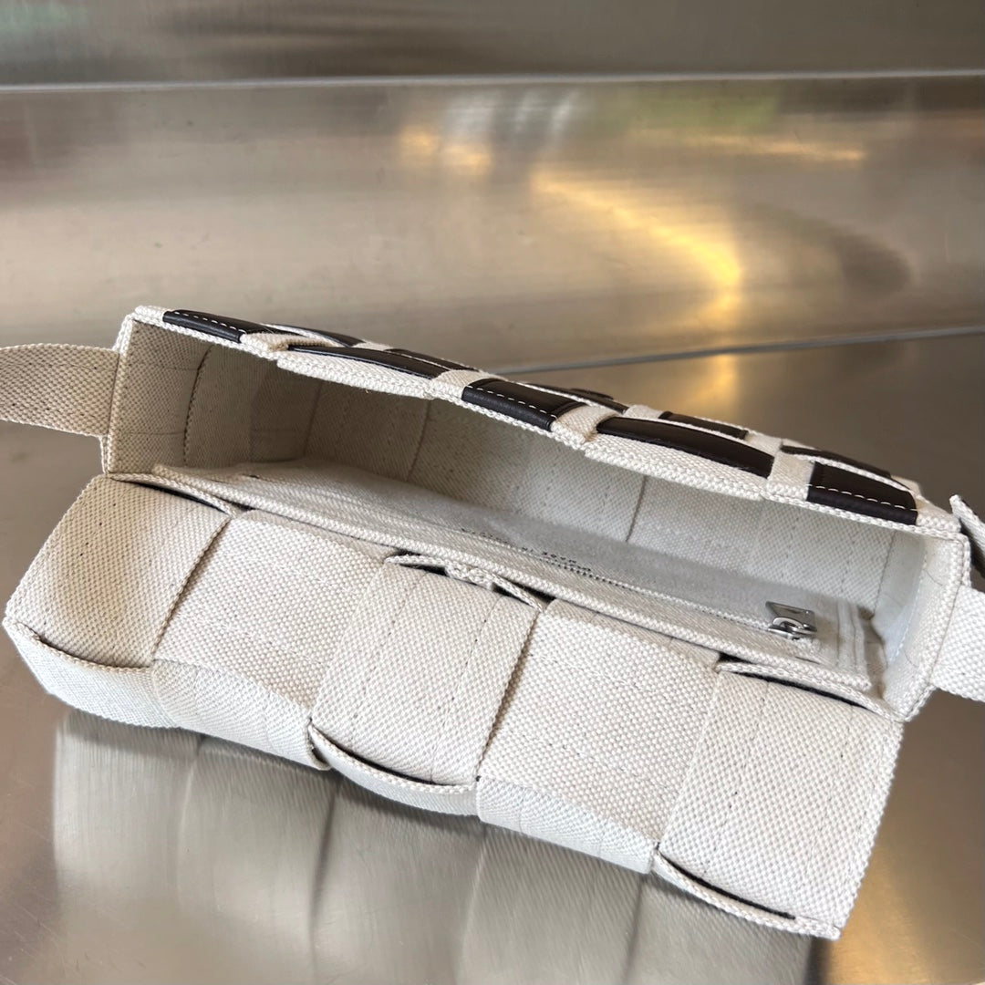 MINI CASSETTE 23 EN CUIR DE VEAU NOIR ET BLANC