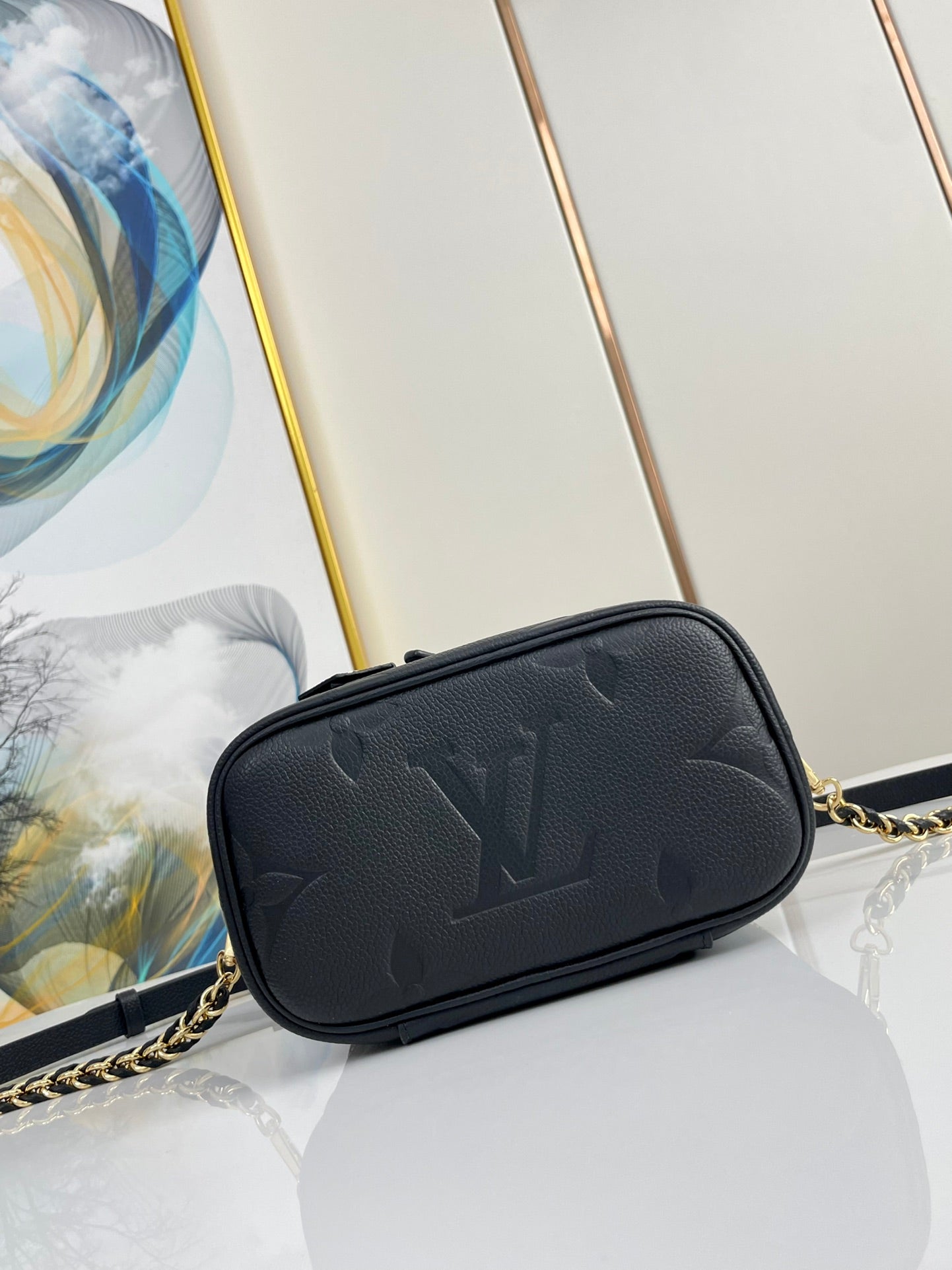 VANITY 19 EN PIEL DE BECERRO EN RELIEVE CON MONOGRAMA NEGRO Y HERRAJES DORADOS