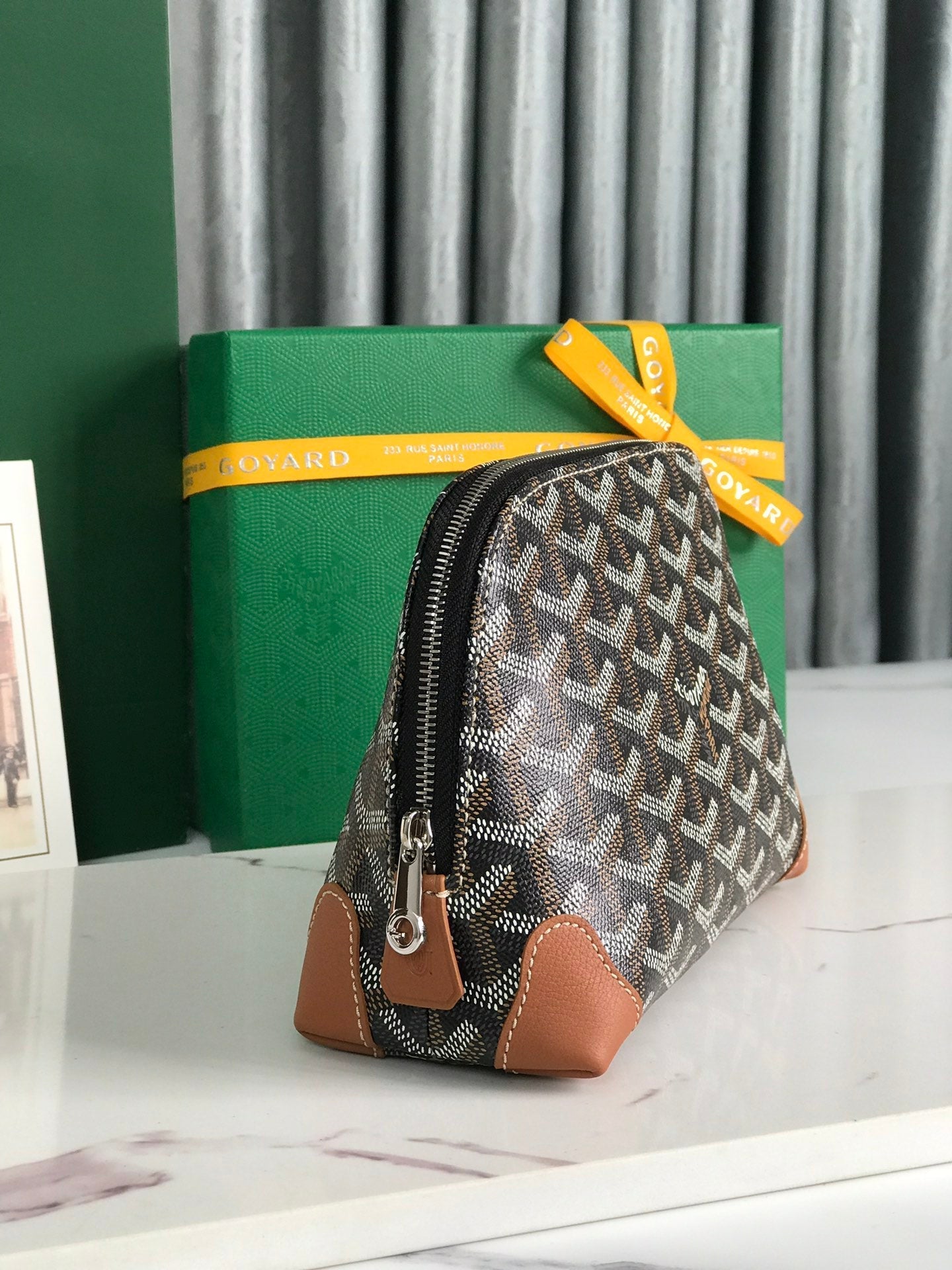 BOLSA DE COSMÉTICOS VEND?ME 17 EN LONA GOYARDINE NEGRA Y RIBETE DE PIEL DE BECERRO COLOR MARRÓN