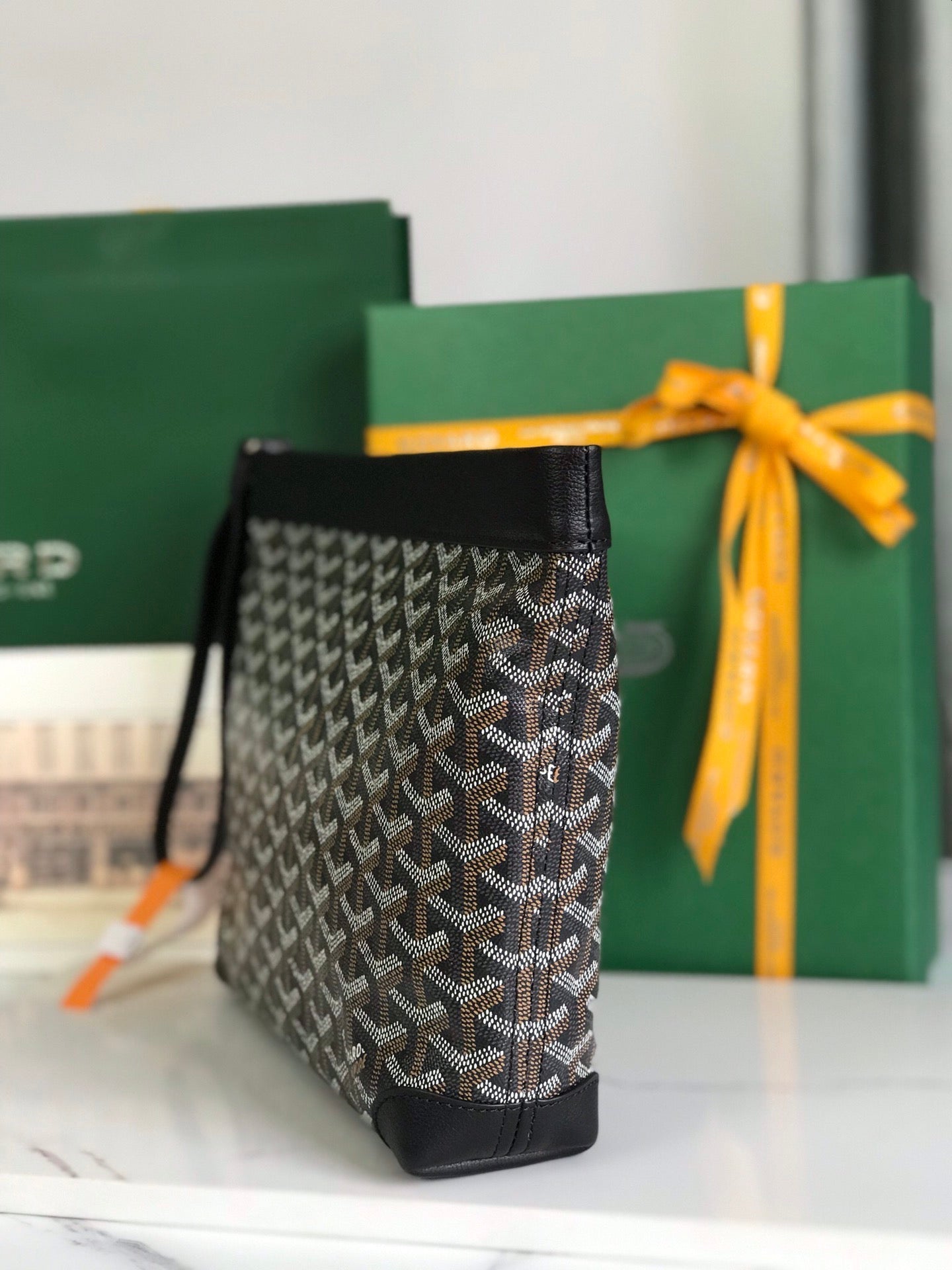 BOLSA CONTI 24 EN PIEL DE CORDERO NEGRA Y LONA GOYARDINE