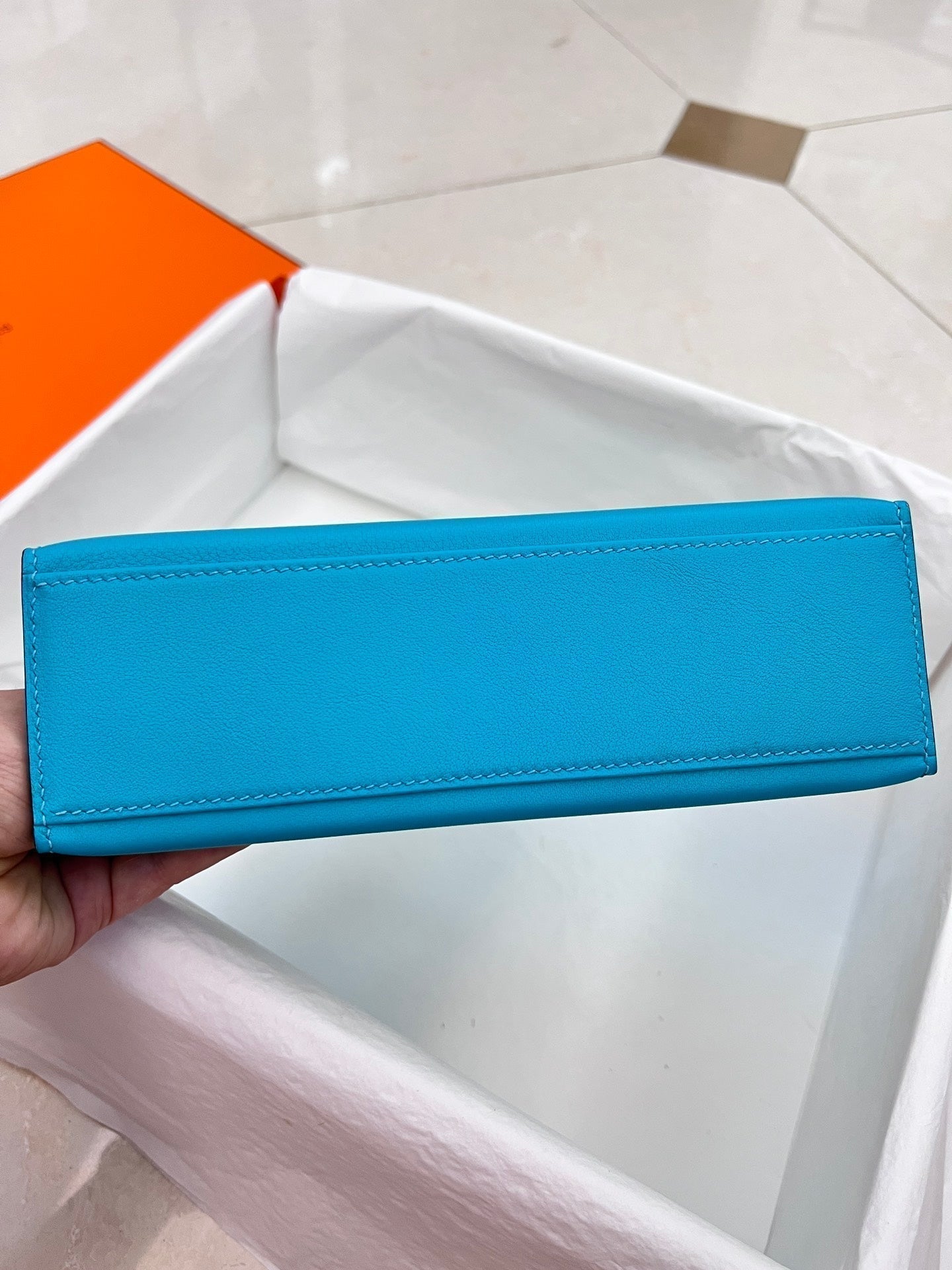 BOLSO DE POCHETTE HM KELLY DE 22 CM CON HERRAJES DE PLATA SWIFT CERÚLEO