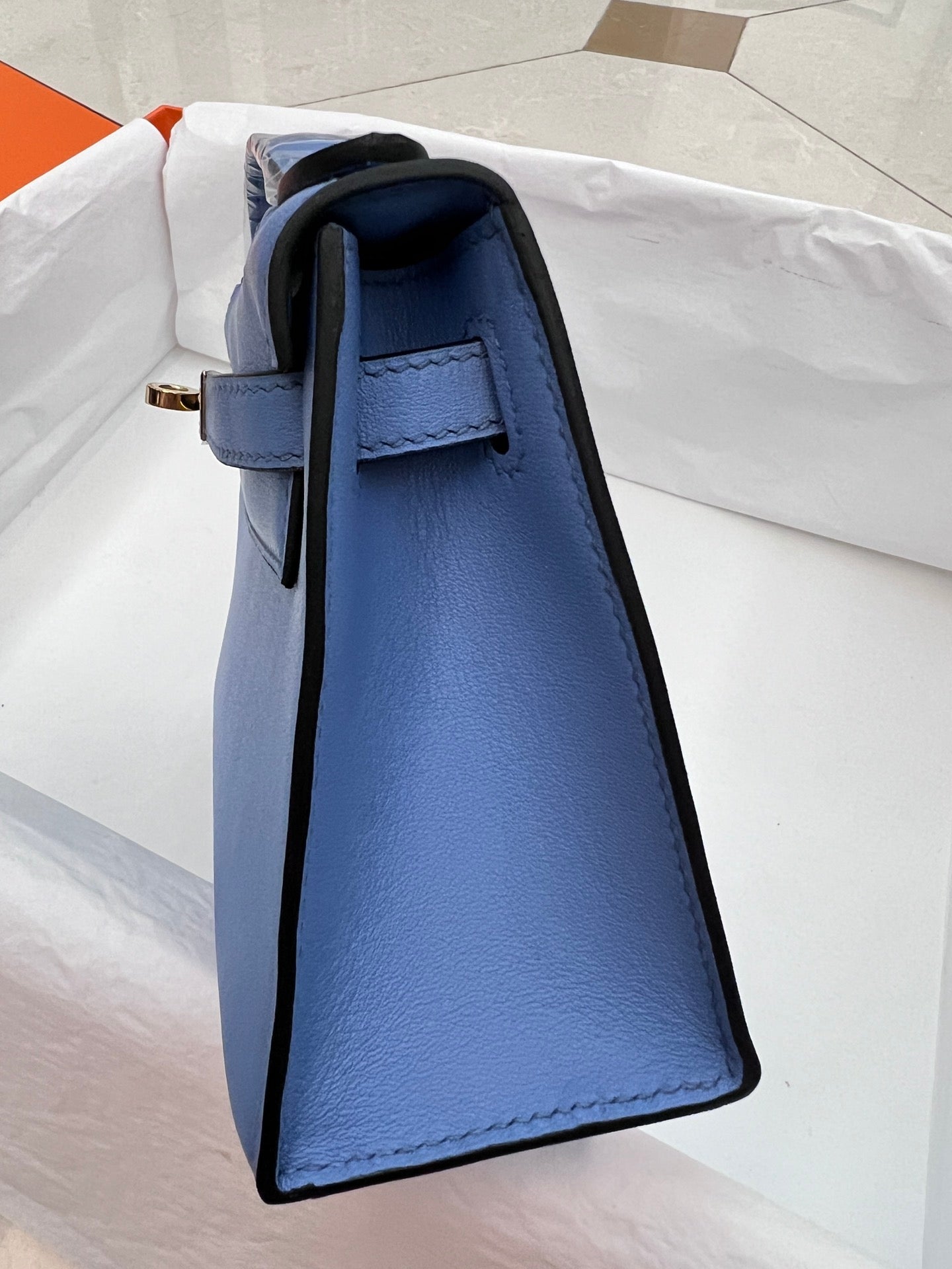 BOLSO DE POCHETTE HM KELLY 22 CM AZUL CLARO CON HERRAJES DORADOS SWIFT