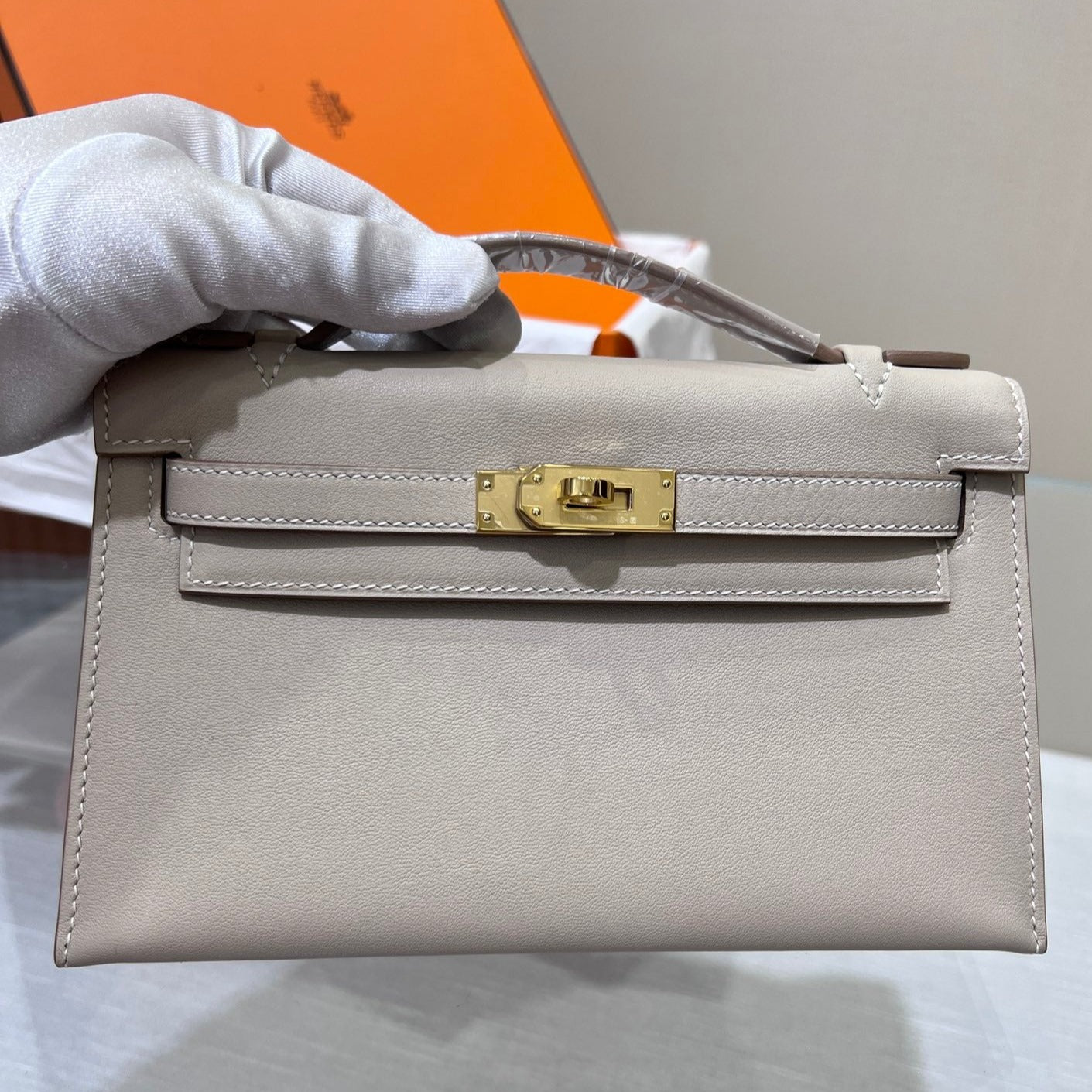 BOLSO DE POCHETTE HM KELLY 22 CM GRIS SWIFT CON HERRAJES DORADOS