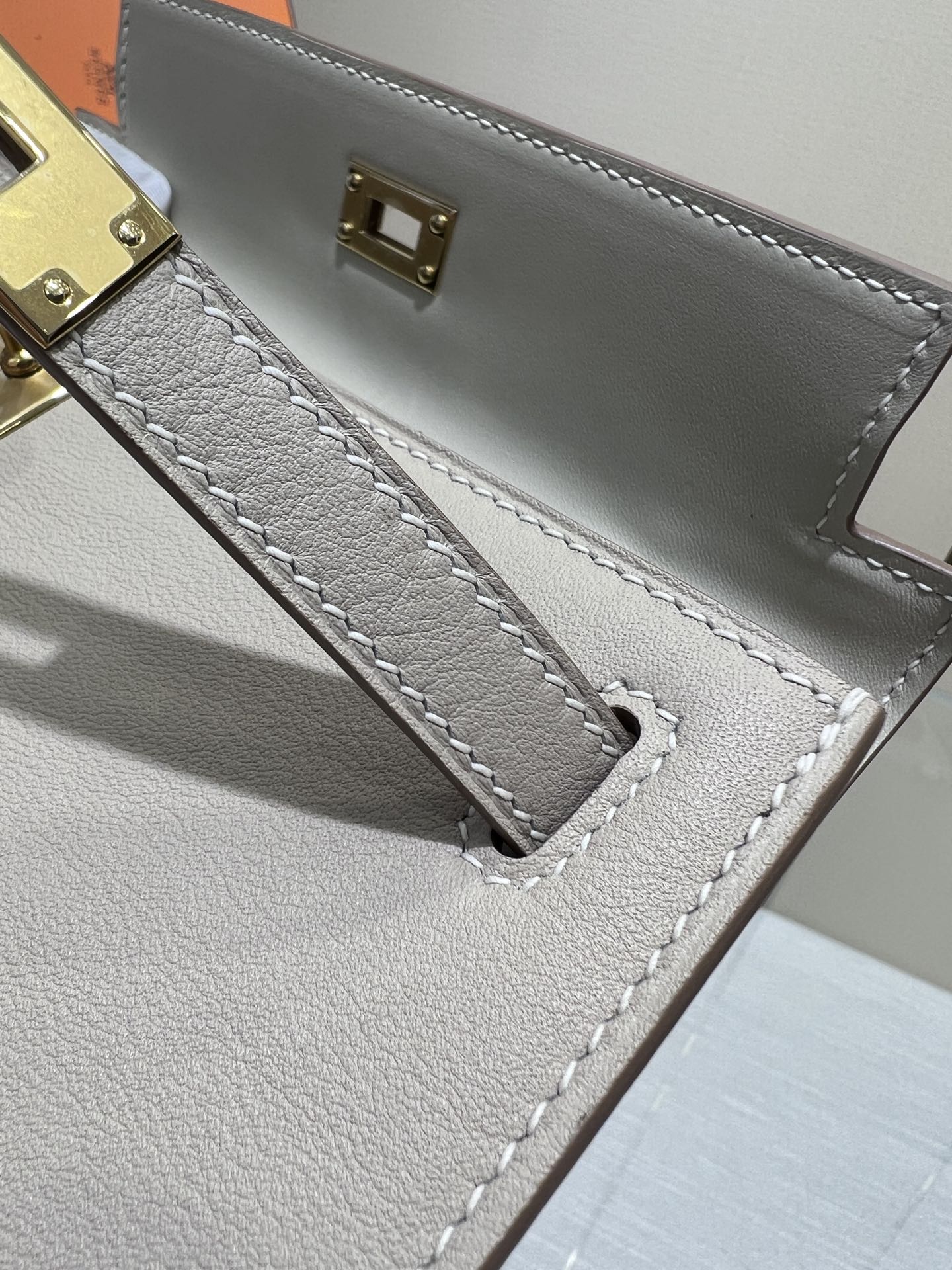 BOLSO DE POCHETTE HM KELLY 22 CM GRIS SWIFT CON HERRAJES DORADOS