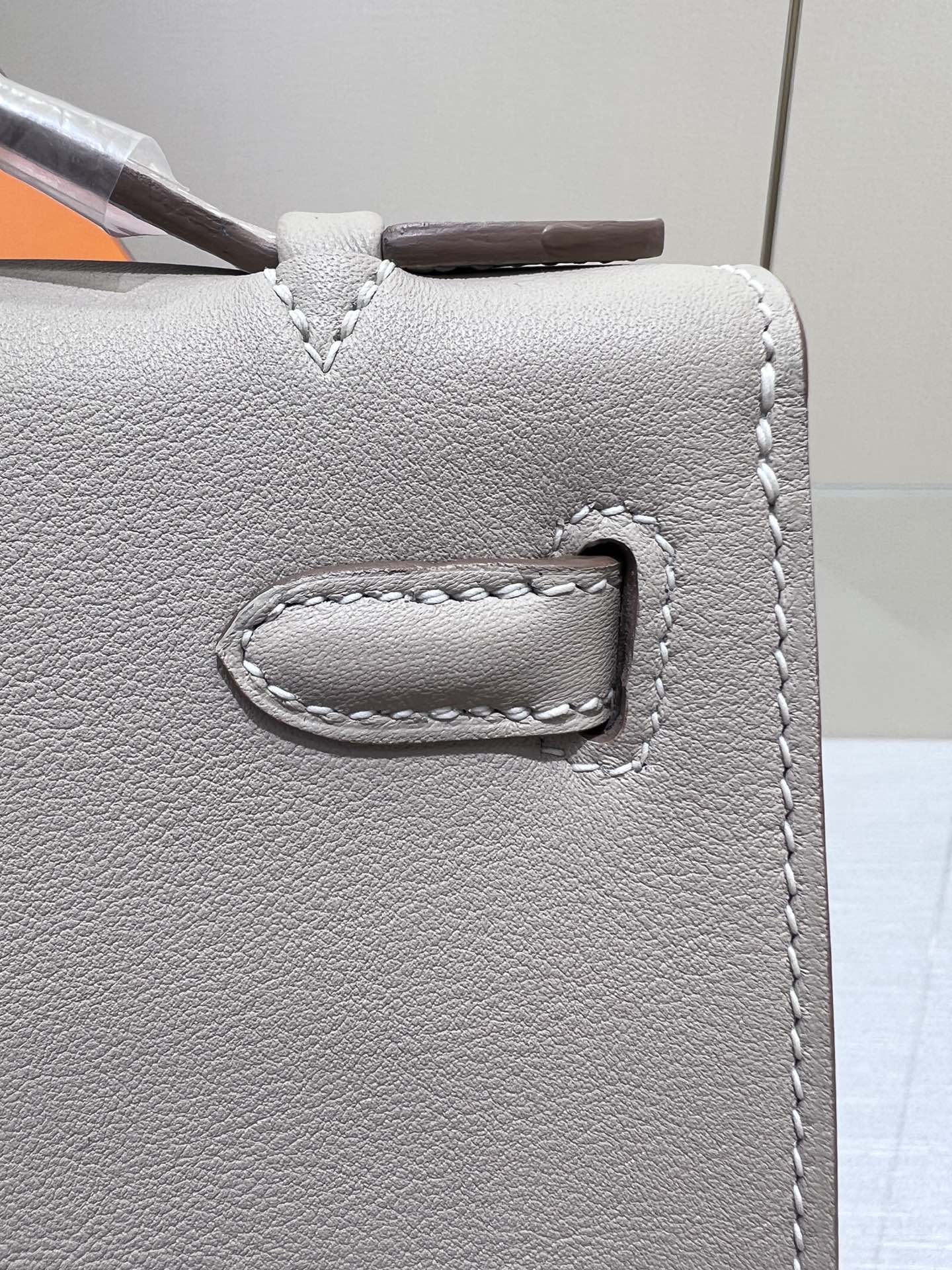 BOLSO DE POCHETTE HM KELLY 22 CM GRIS SWIFT CON HERRAJES DORADOS