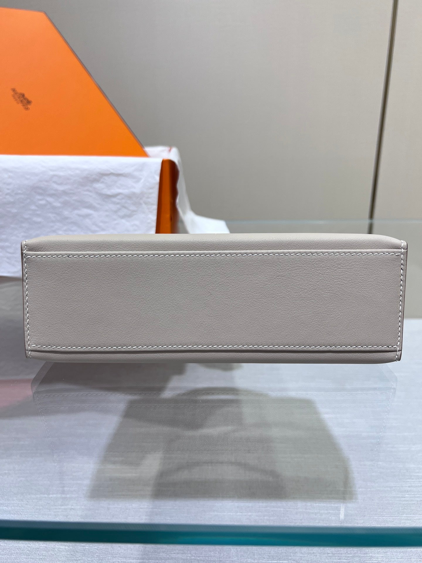 BOLSO DE POCHETTE HM KELLY 22 CM GRIS SWIFT CON HERRAJES DORADOS