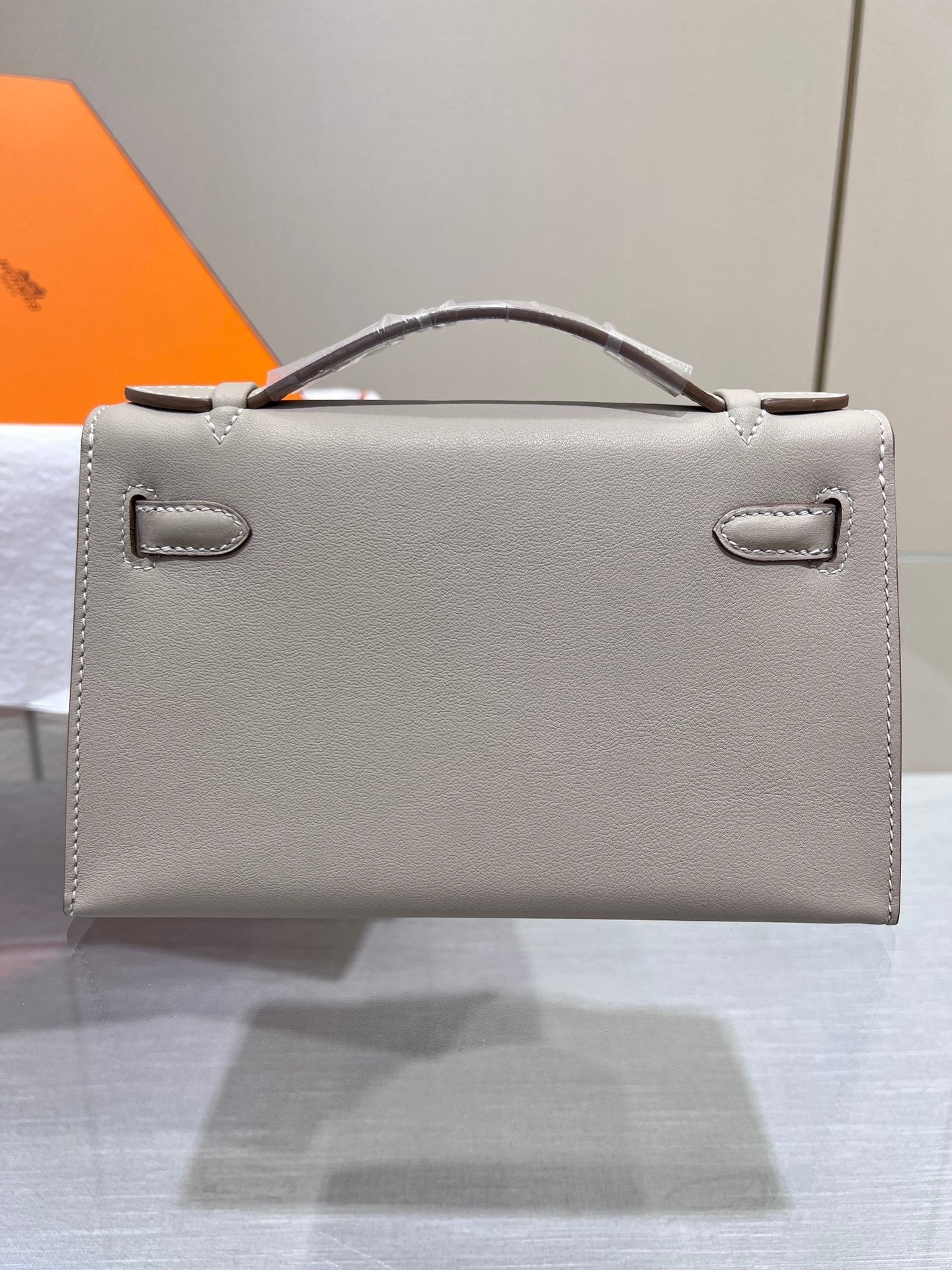 BOLSO DE POCHETTE HM KELLY 22 CM GRIS SWIFT CON HERRAJES DORADOS