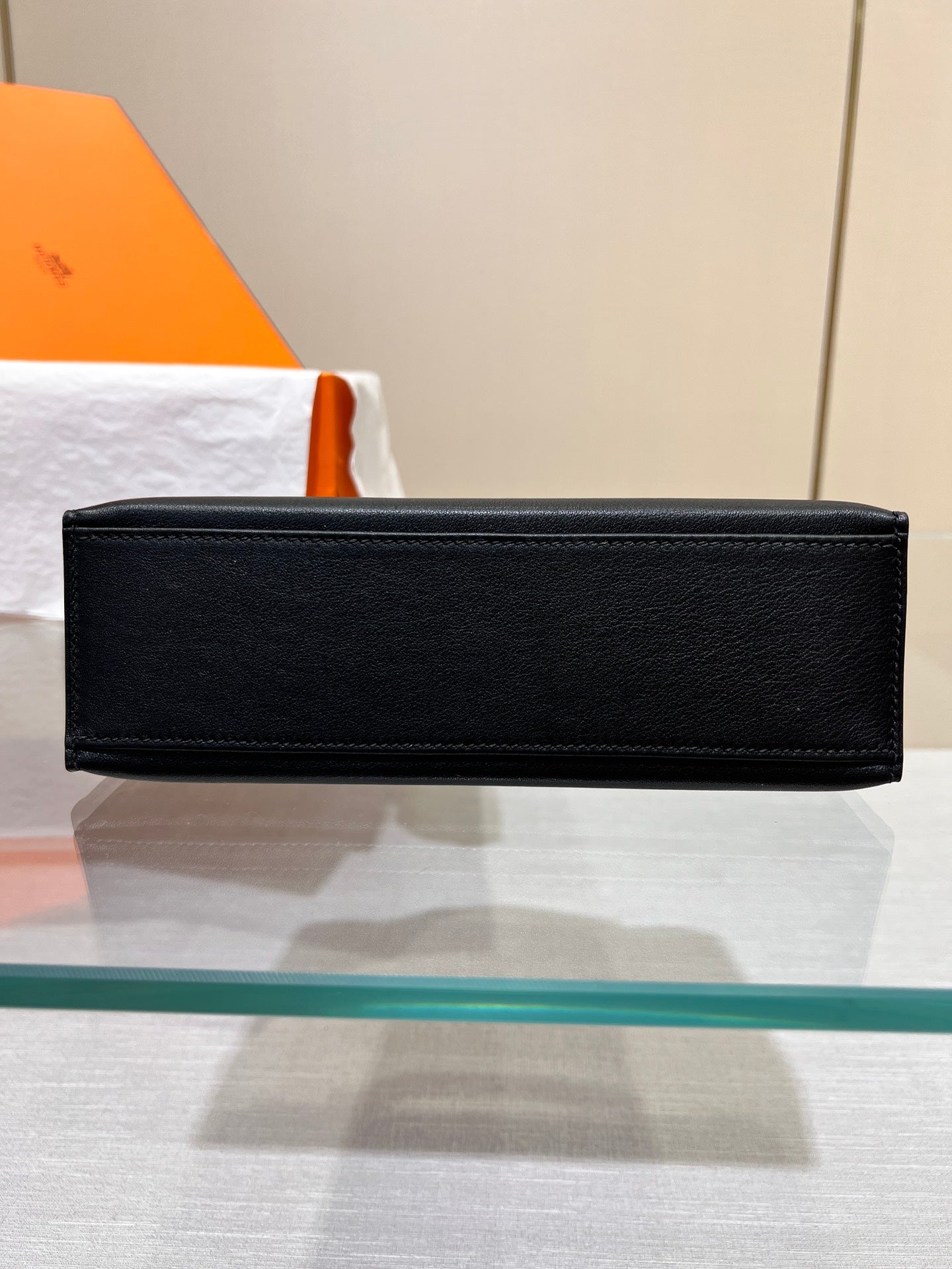 BOLSO DE POCHETTE HM KELLY 22 CM NEGRO SWIFT CON HERRAJES DE PLATA