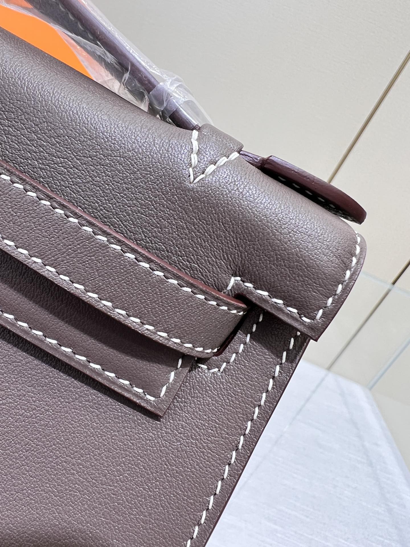 BOLSO DE BOLSILLO HM KELLY DE 22 CM CON HERRAJES ETAN SWIFT DORADOS