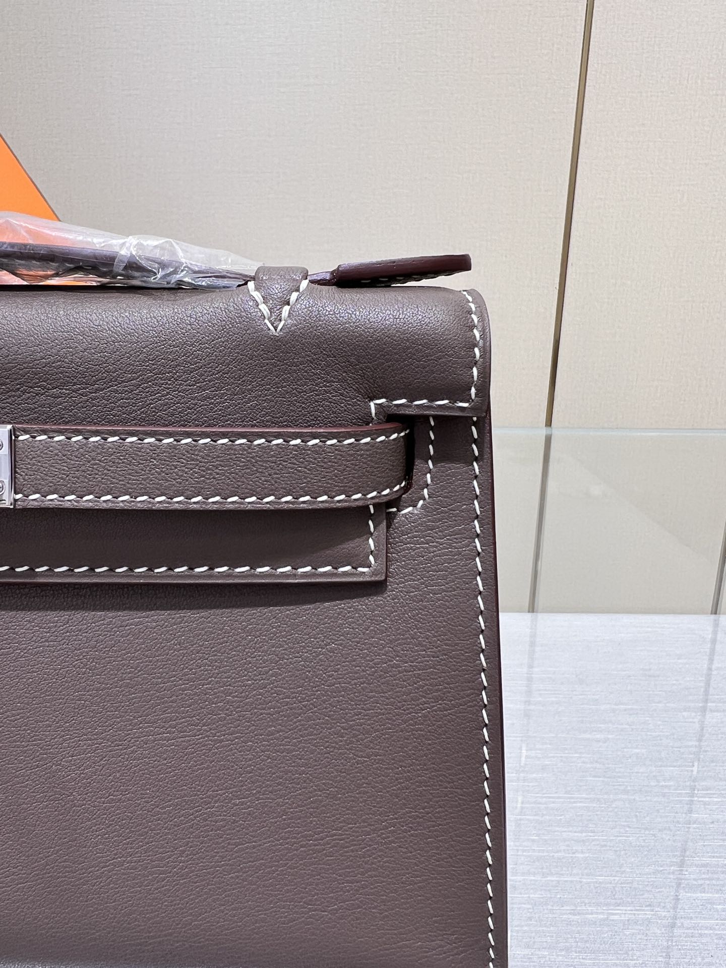 BOLSO DE POCHETTE HM KELLY DE 22 CM CON HERRAJES DE PLATA ETAN SWIFT