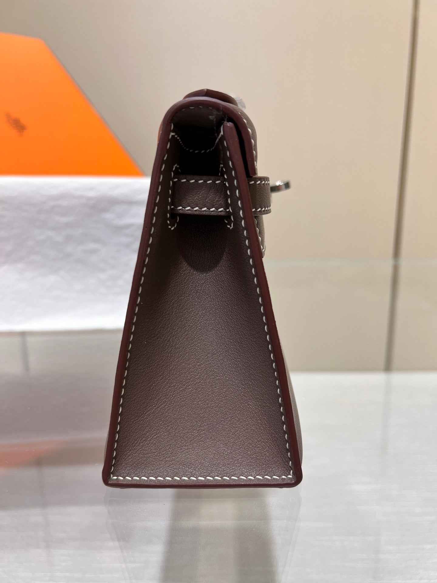 BOLSO DE POCHETTE HM KELLY DE 22 CM CON HERRAJES DE PLATA ETAN SWIFT