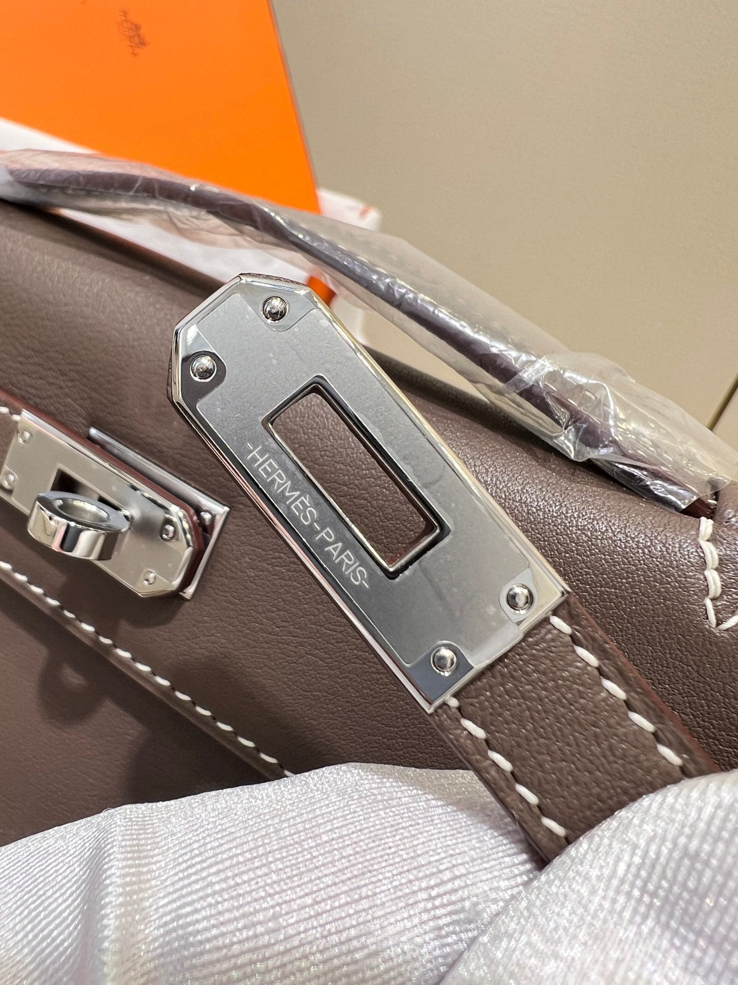 BOLSO DE POCHETTE HM KELLY DE 22 CM CON HERRAJES DE PLATA ETAN SWIFT